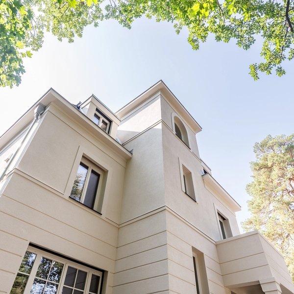 Außenansicht Turmelement Putzfassade Grünlage