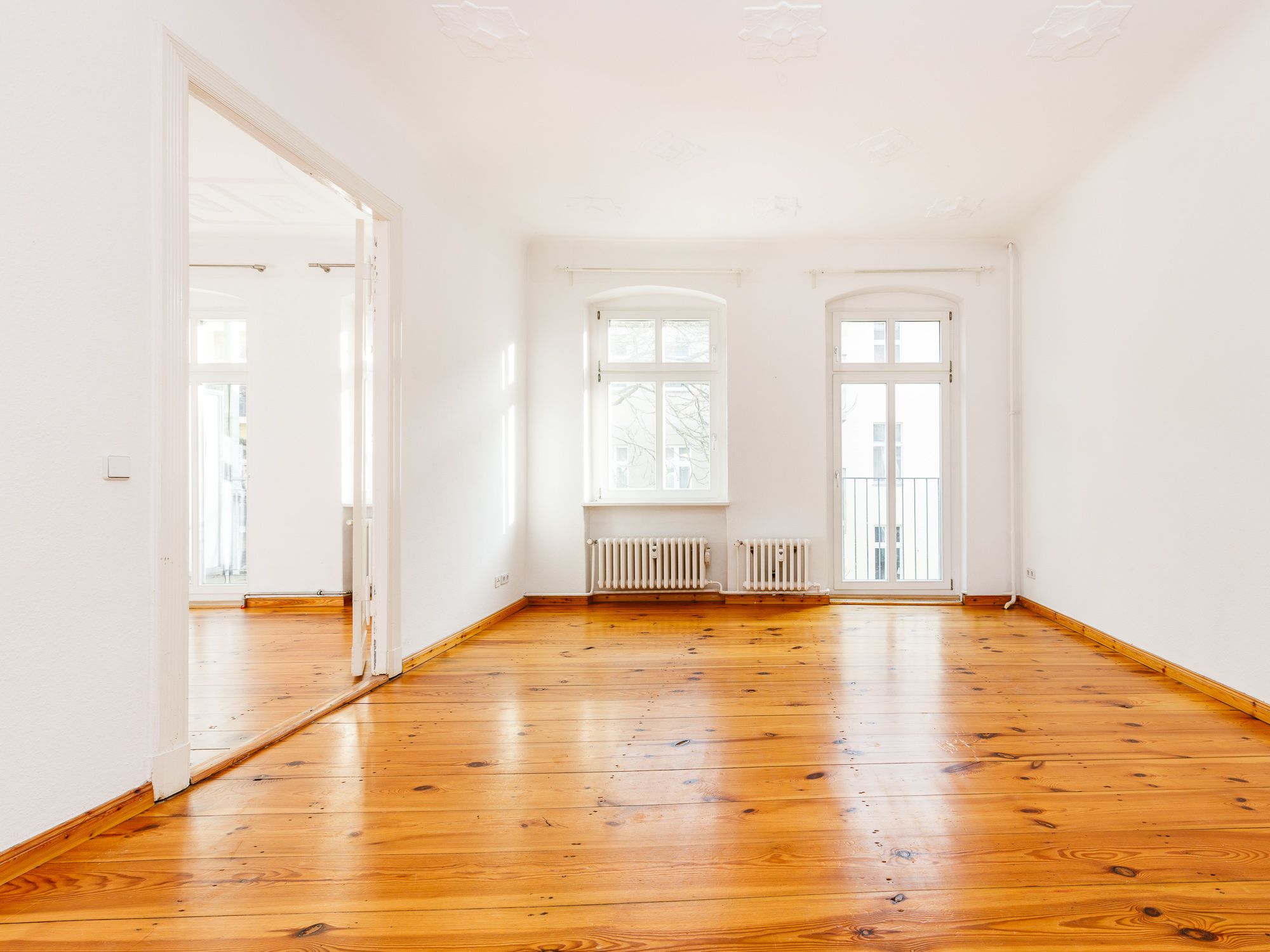 Quietly located apartment in an old building with historical style elements, within walking distance of Lietzensee lake
