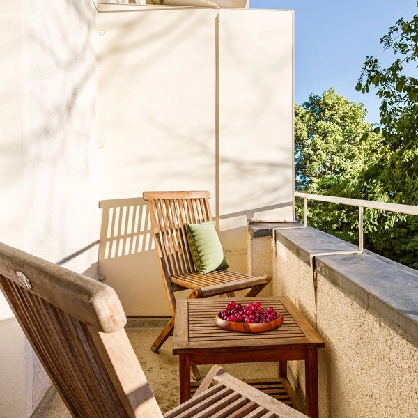 Balkon Sitzbereich Bäume Innenhof