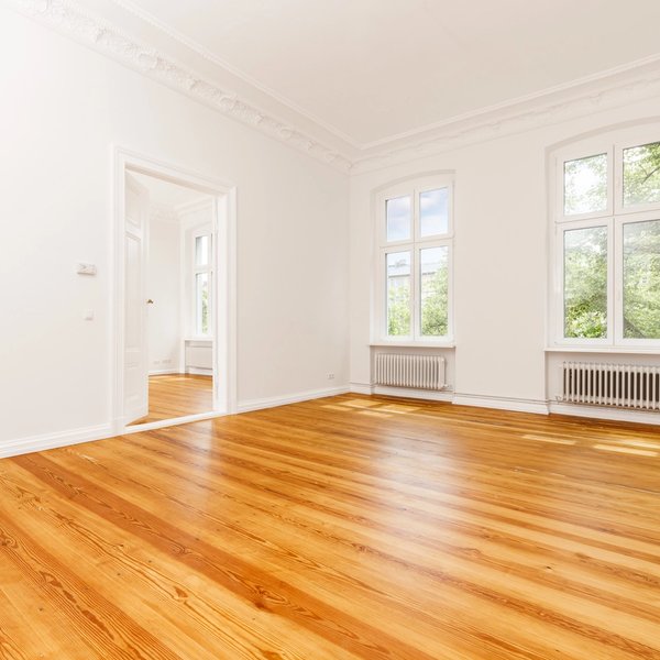 Altbau Wohnzimmer Dielenboden Stuckdecke