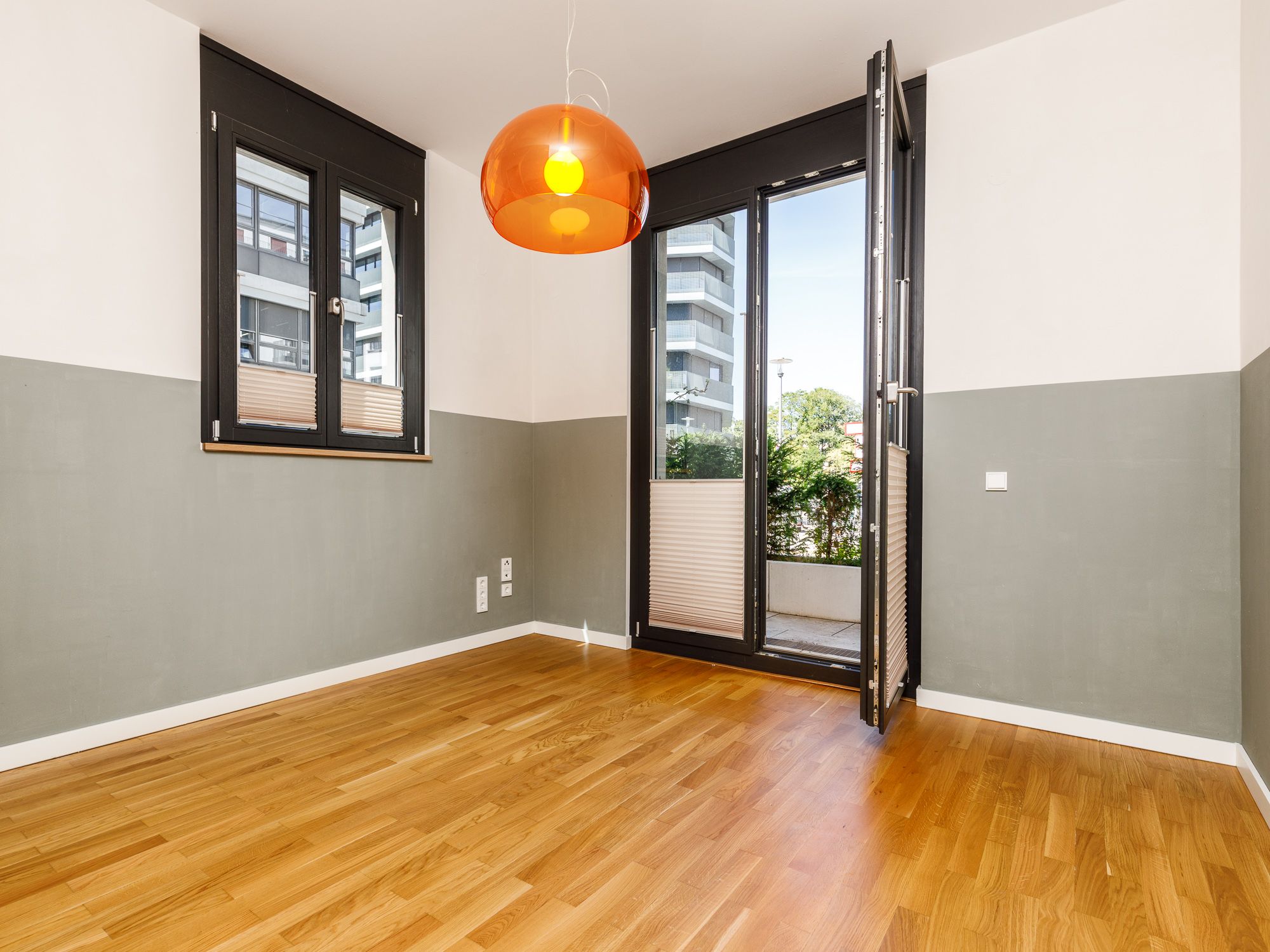 Schlafzimmer mit Parkettfußboden & Terrassenzugang