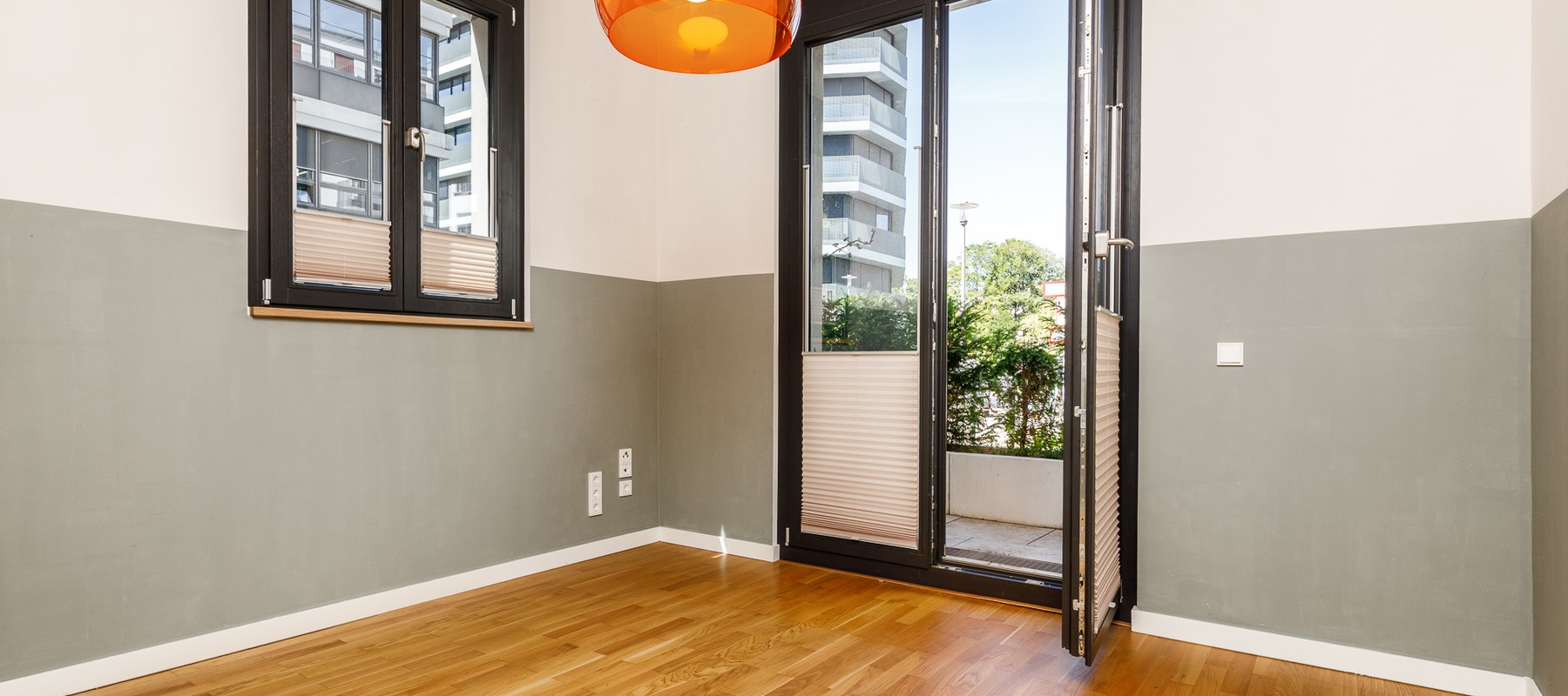 Schlafzimmer mit Parkettfußboden & Terrassenzugang Schlafzimmer mit Parkettfußboden & Terrassenzugang