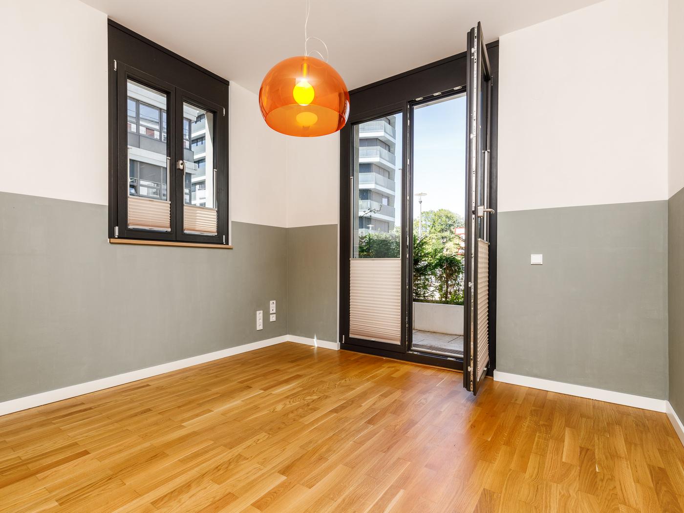 Schlafzimmer mit Parkettfußboden & Terrassenzugang Schlafzimmer mit Parkettfußboden & Terrassenzugang