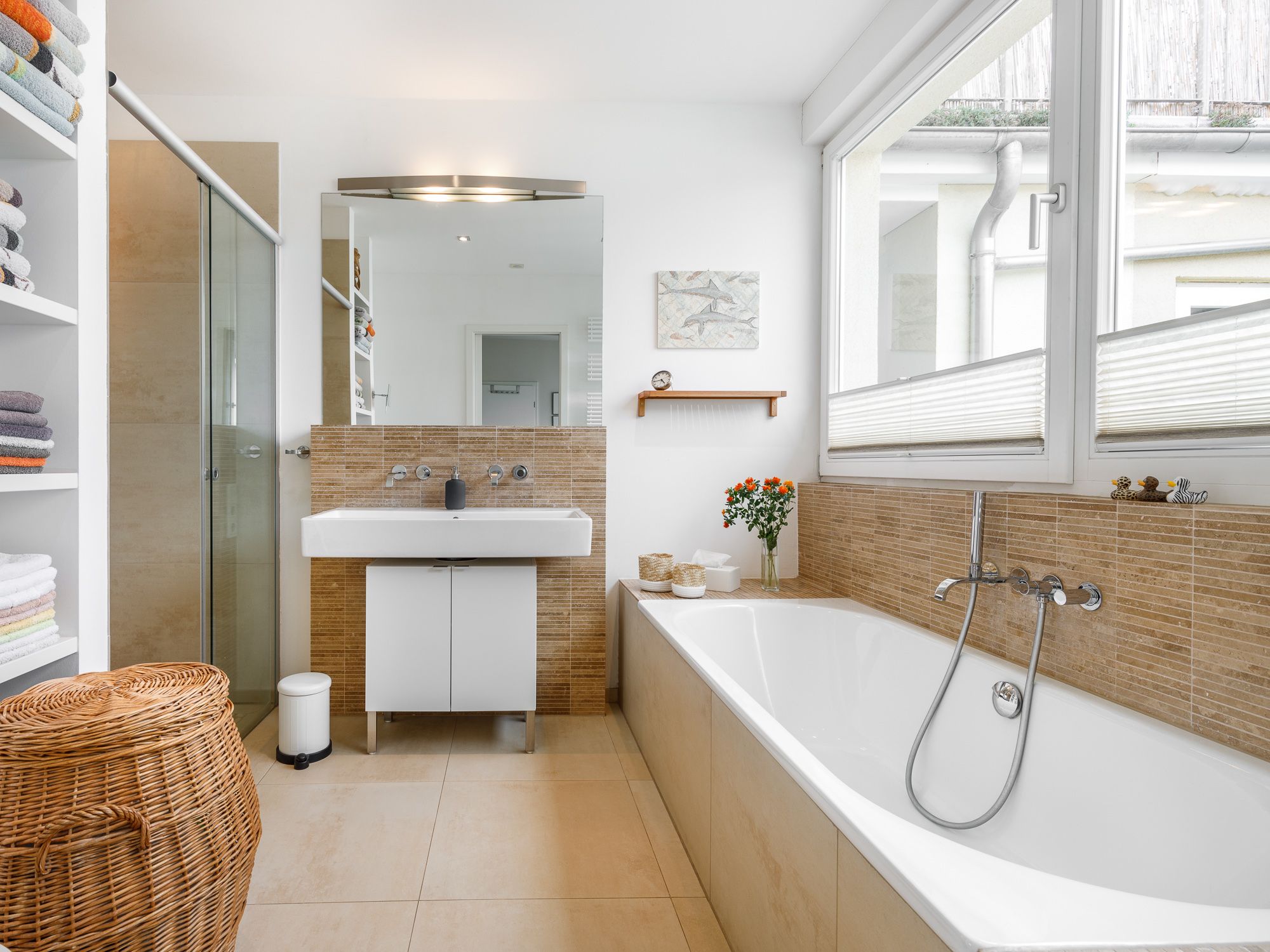 Modernes Vollbad mit separater Wanne