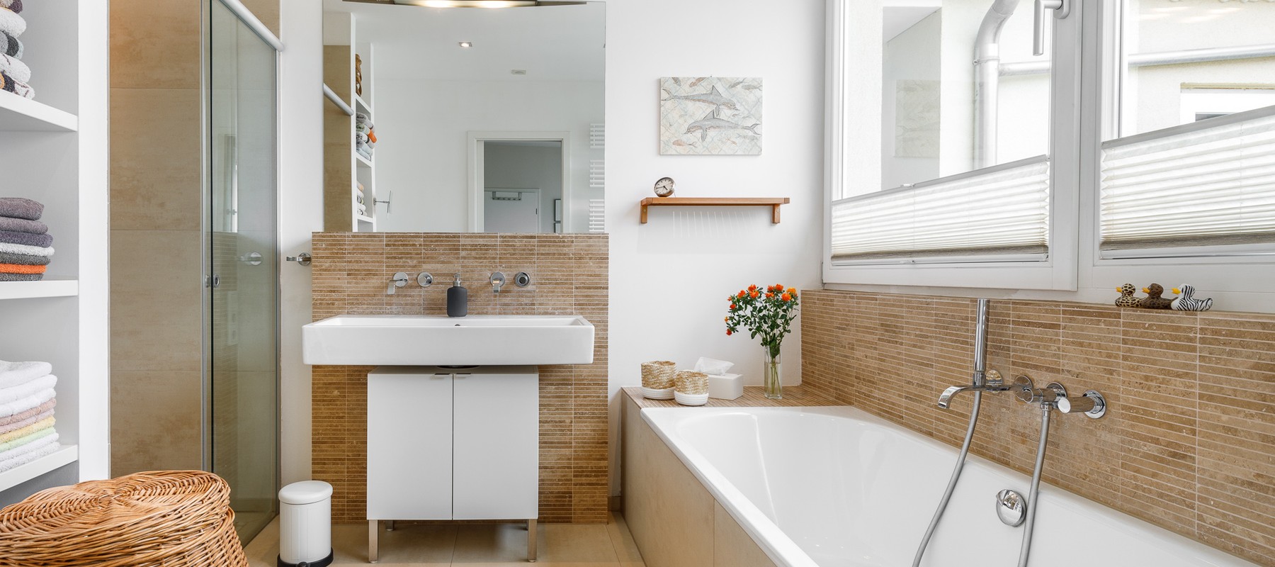 Modernes Vollbad mit separater Wanne Modernes Vollbad mit separater Wanne