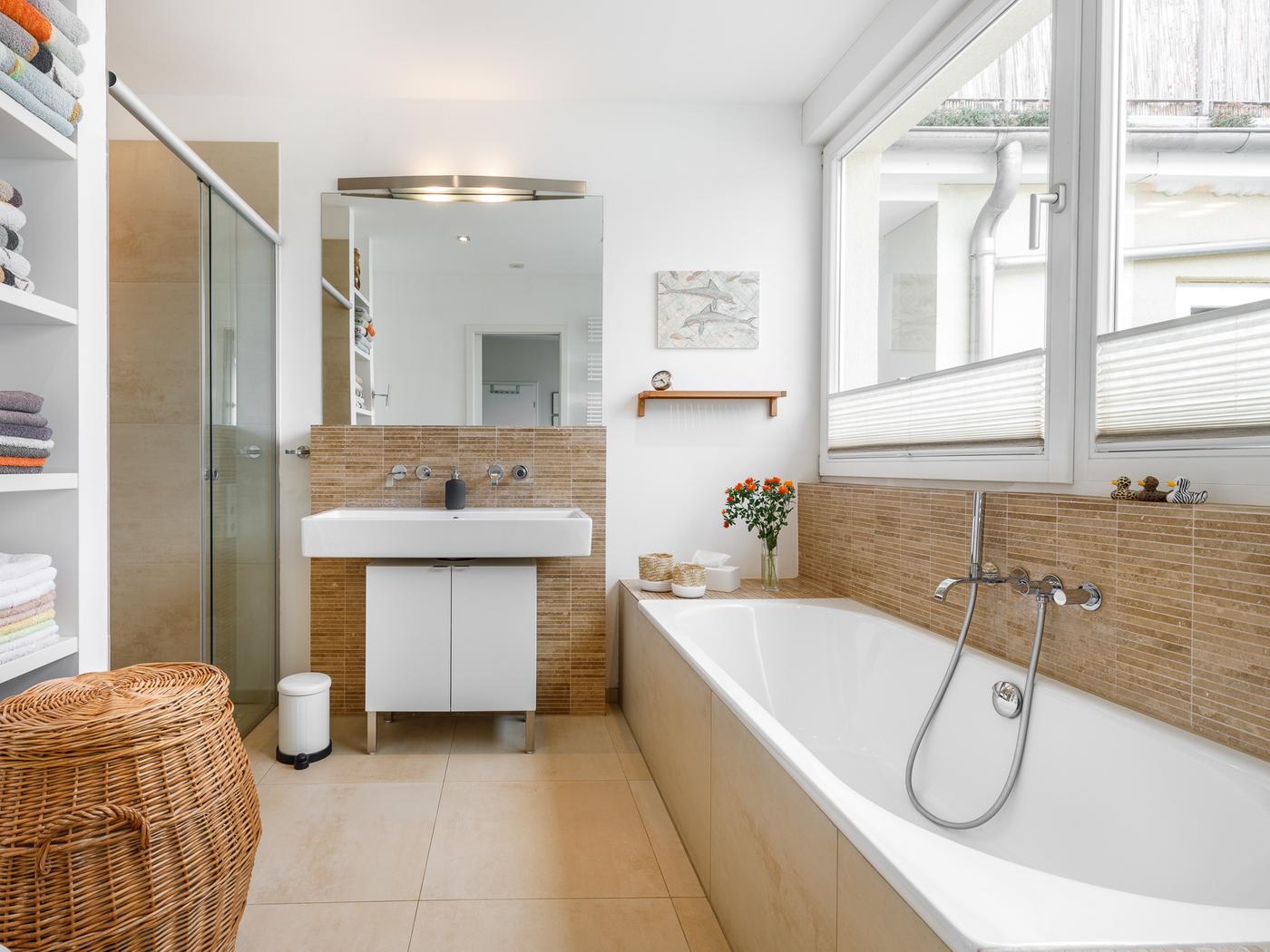 Modernes Vollbad mit separater Wanne Modernes Vollbad mit separater Wanne