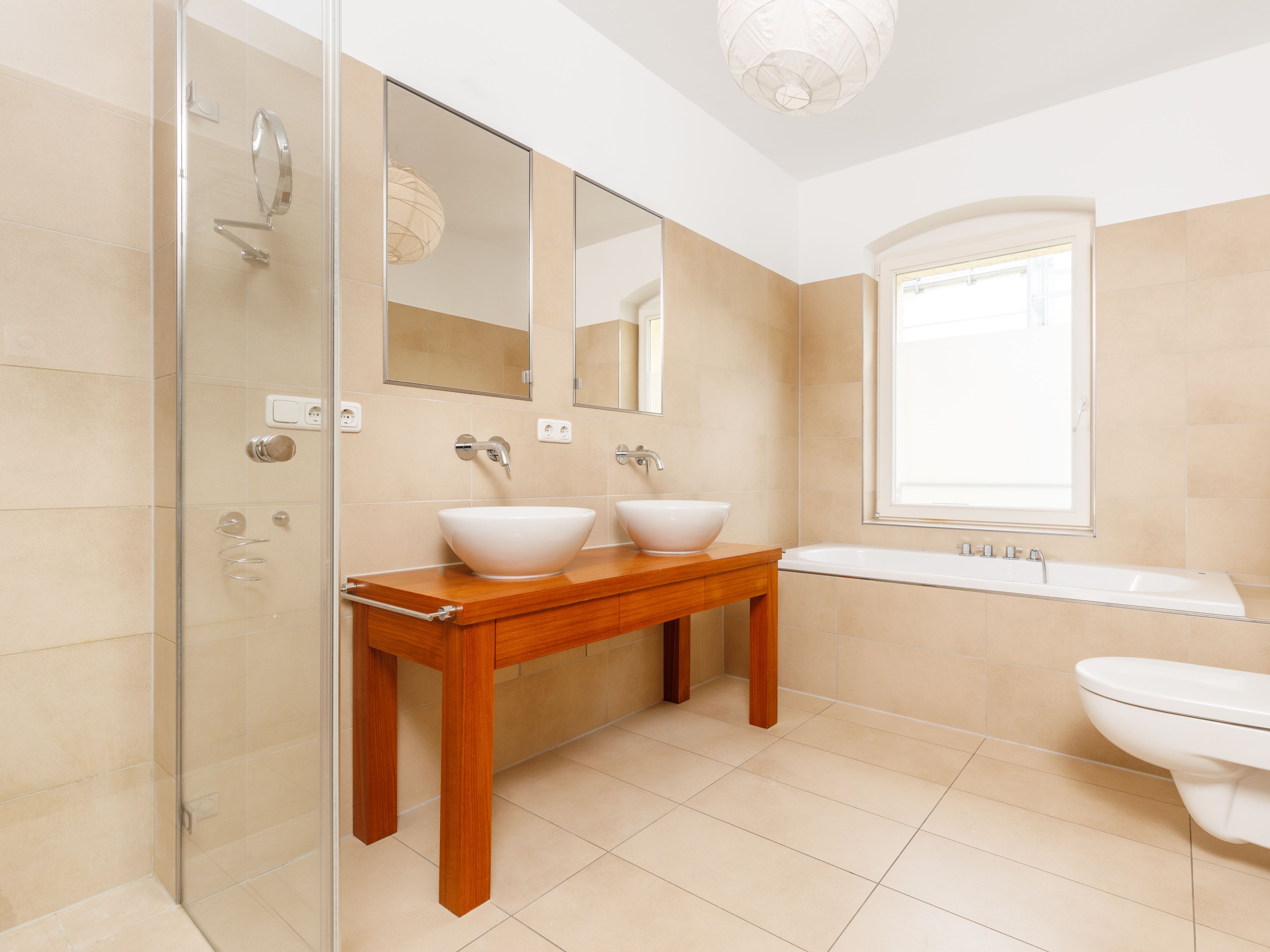 Vollbad mit Wanne und bodentiefer Dusche 