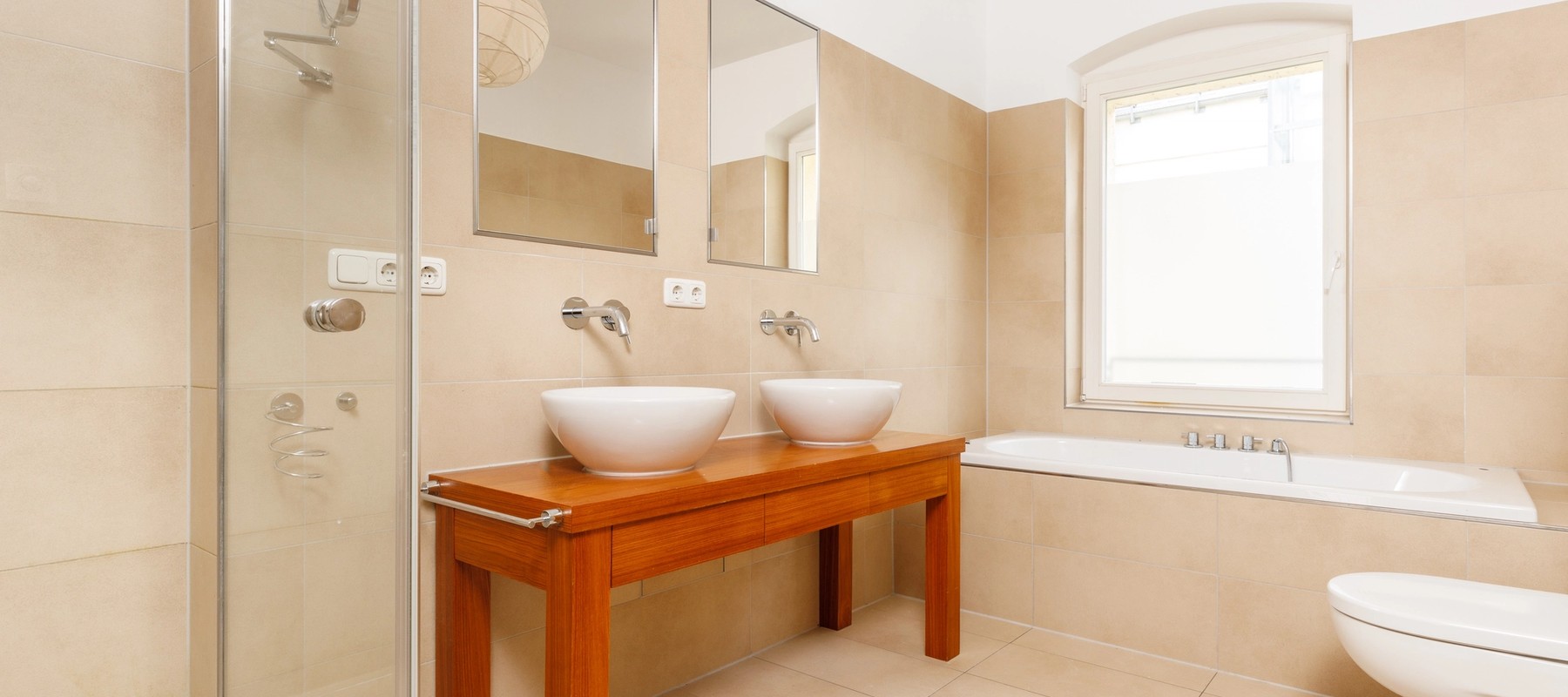 Vollbad mit Wanne und bodentiefer Dusche Vollbad mit Wanne und bodentiefer Dusche