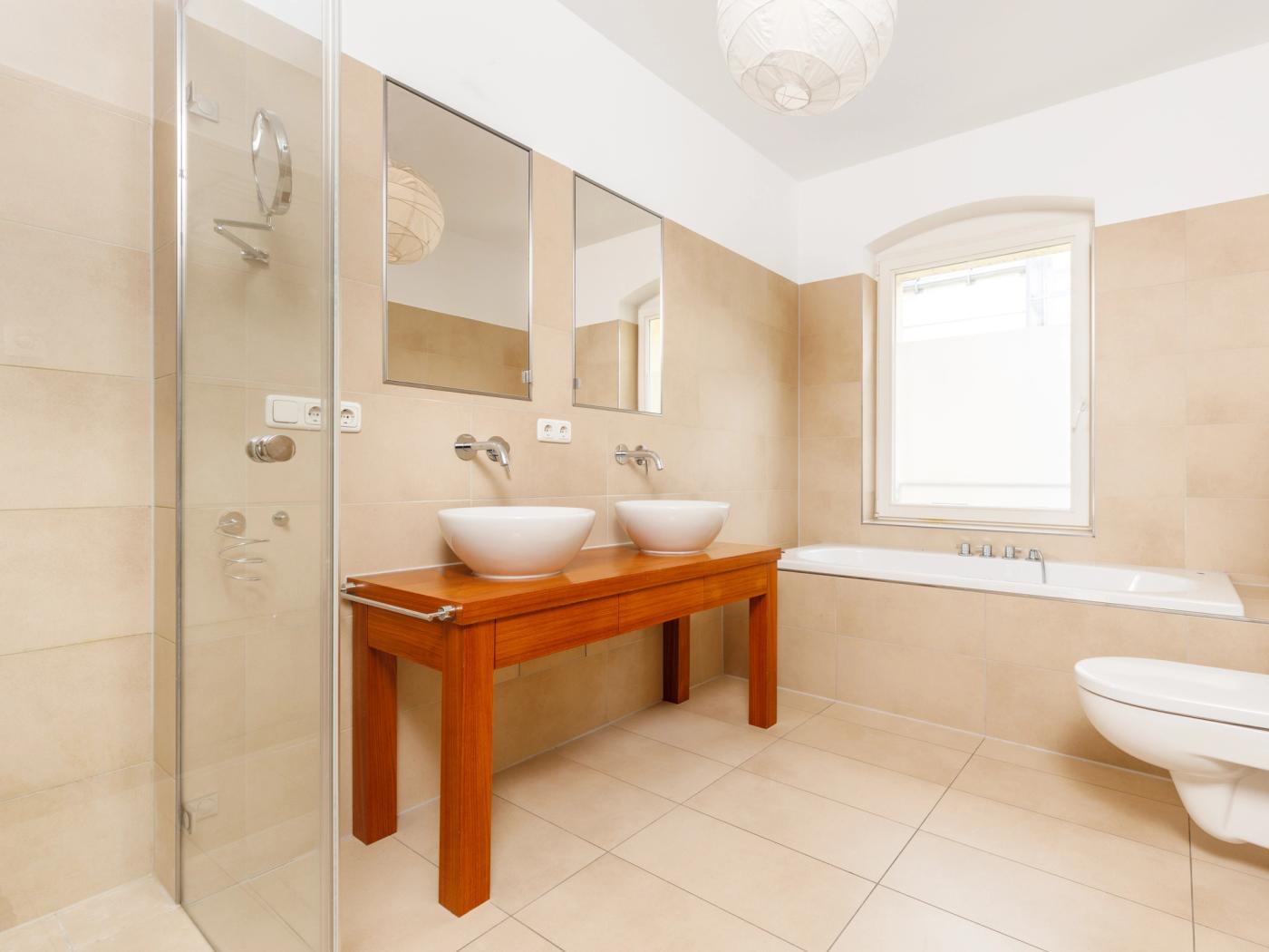 Vollbad mit Wanne und bodentiefer Dusche  Vollbad mit Wanne und bodentiefer Dusche