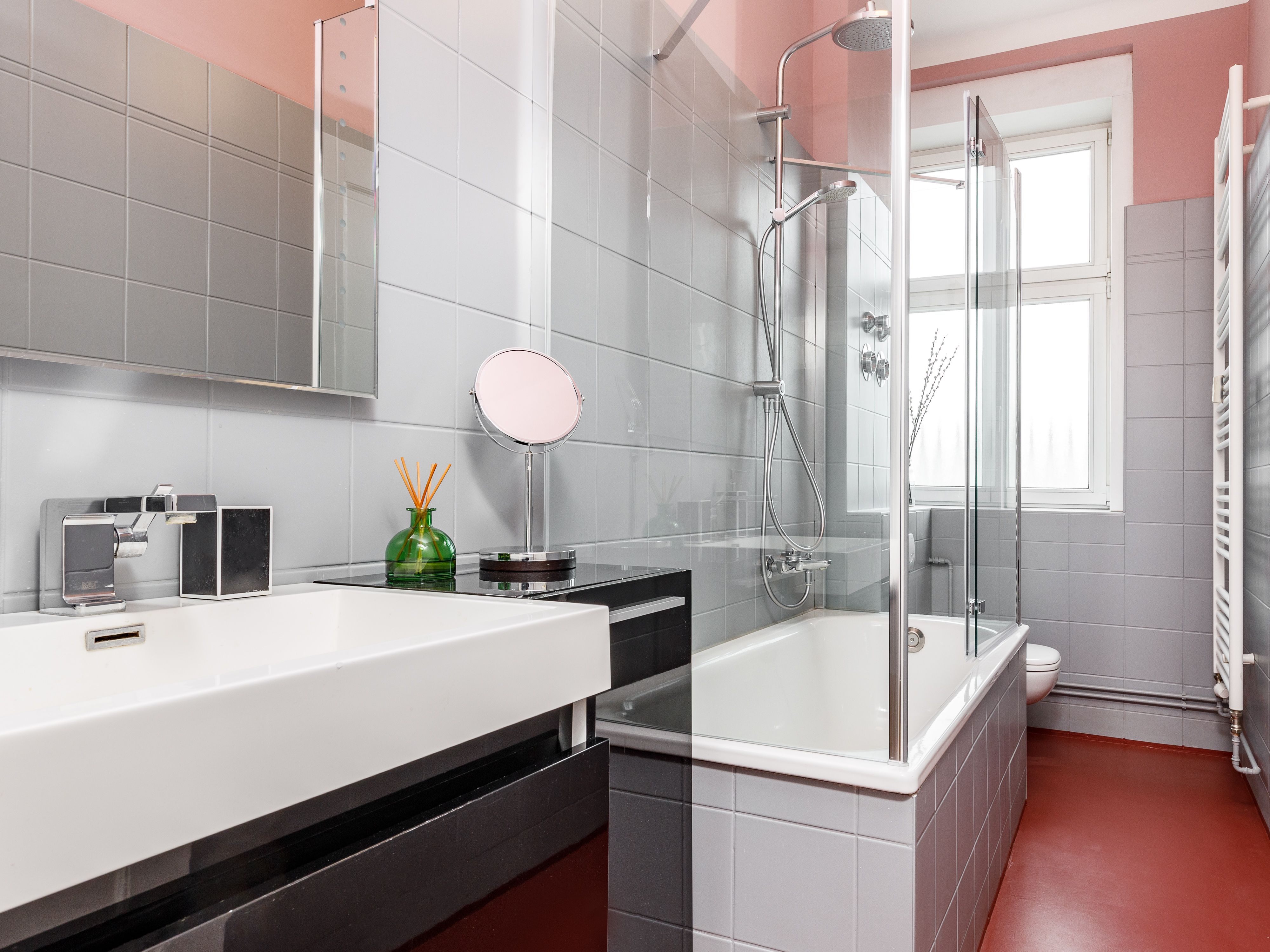 Wannenbad mit Duschfunktion 