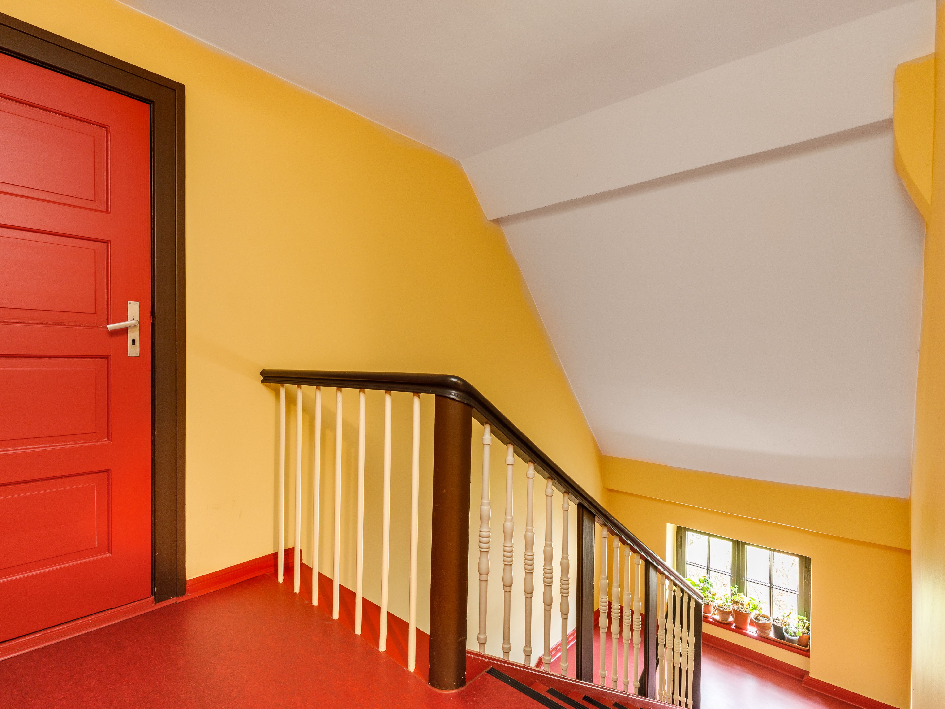 Farbenfrohes Treppenhaus 