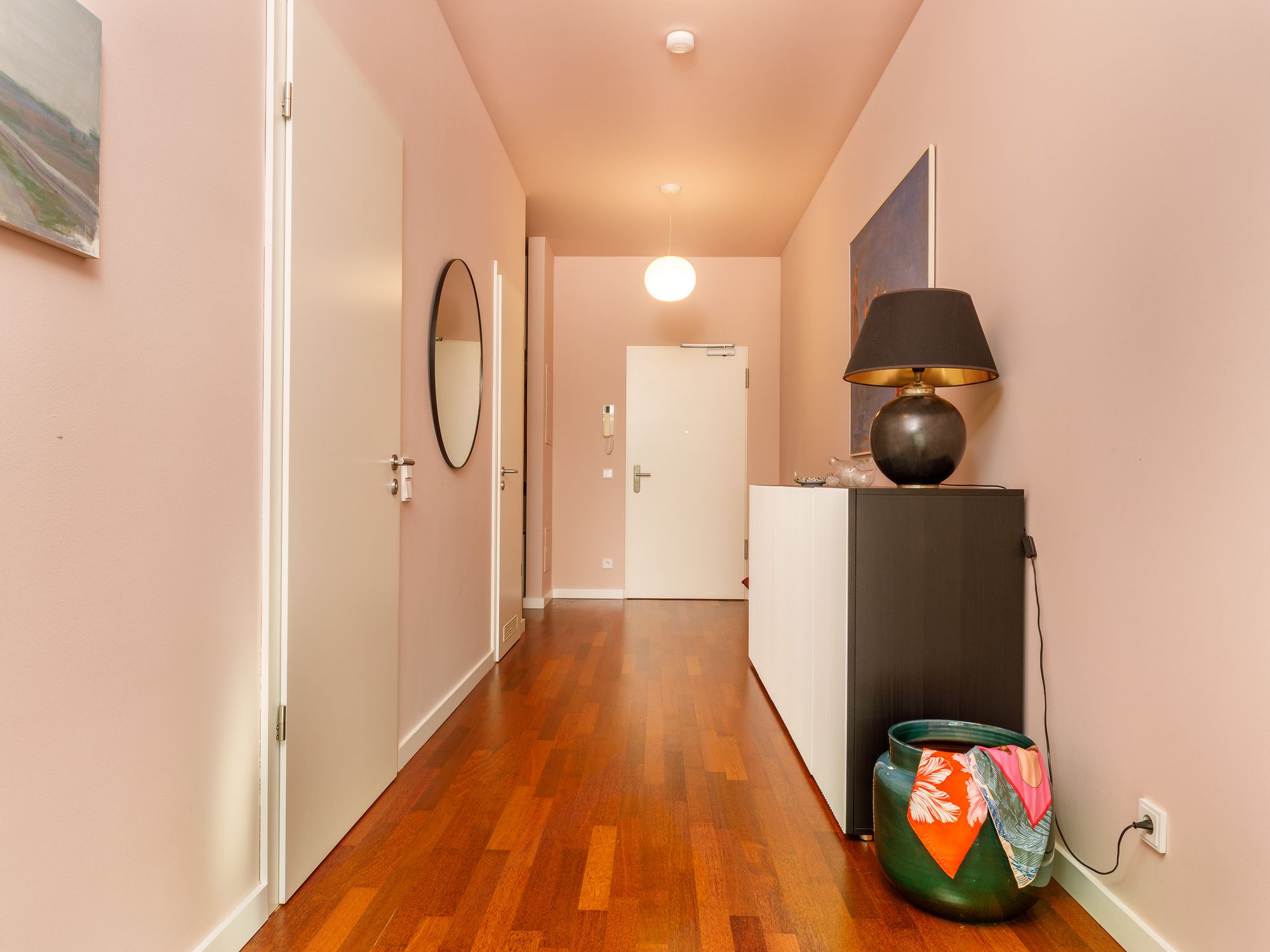 Stillvoler Flur mit viel Platz und Stauraummöglichkeiten 