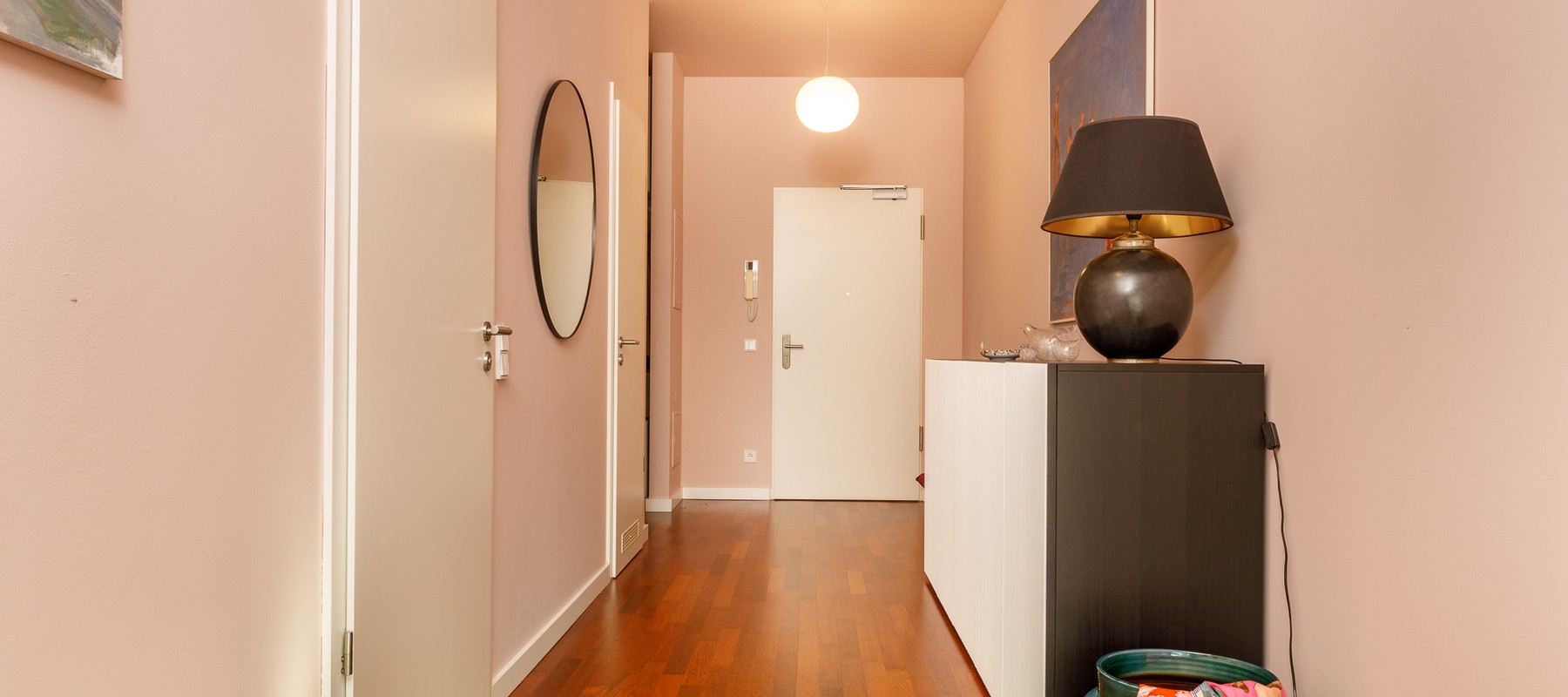 Stillvoler Flur mit viel Platz und Stauraummöglichkeiten Stillvoler Flur mit viel Platz und Stauraummöglichkeiten