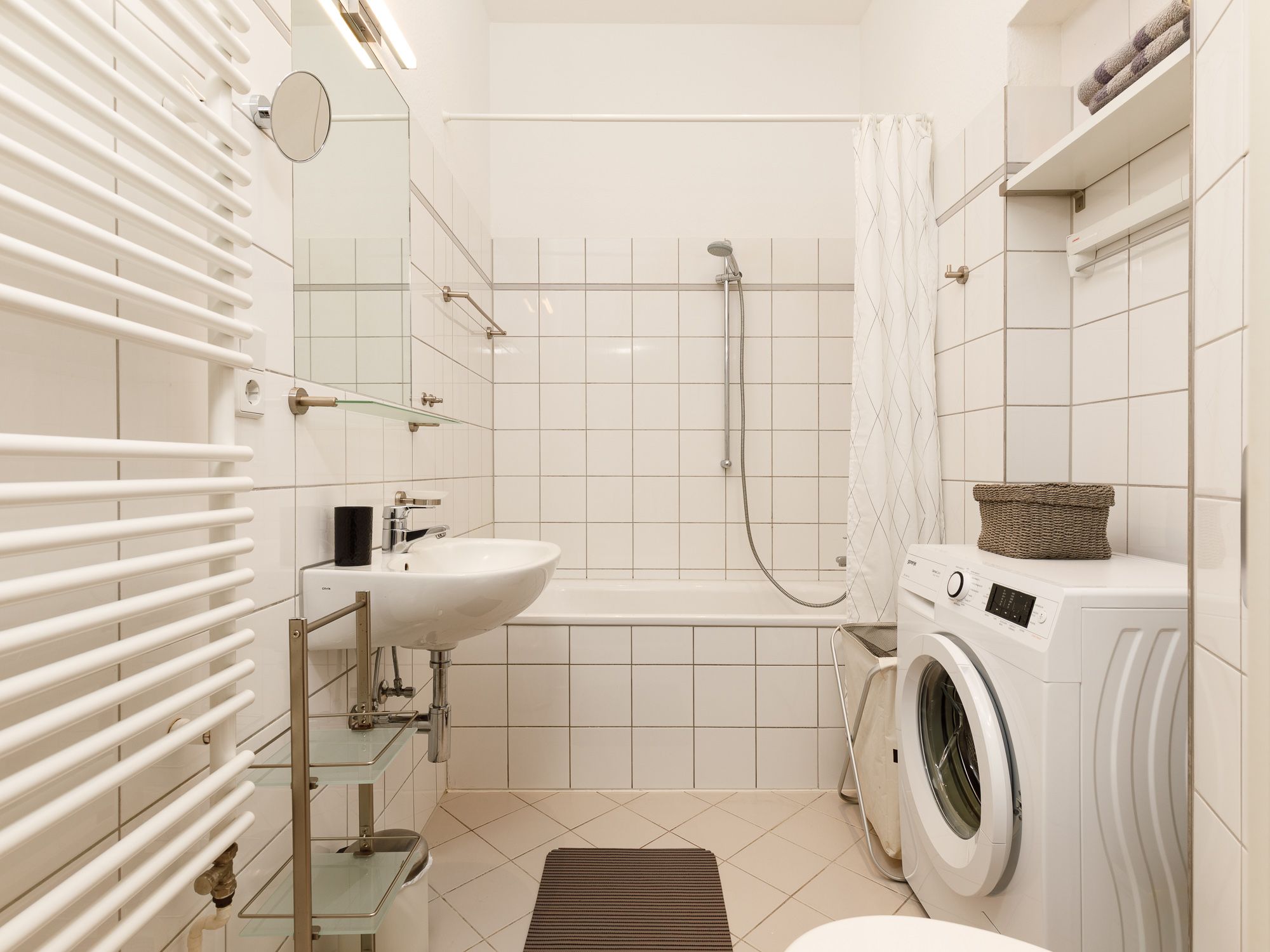 Built-in bathtub with shower function and washing machine 