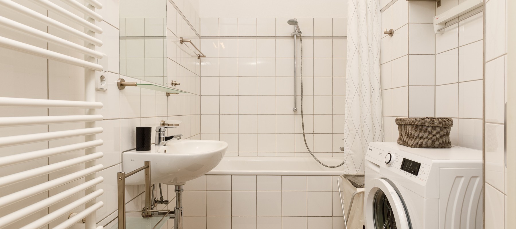 Built-in bathtub with shower function and washing machine Built-in bathtub with shower function and washing machine