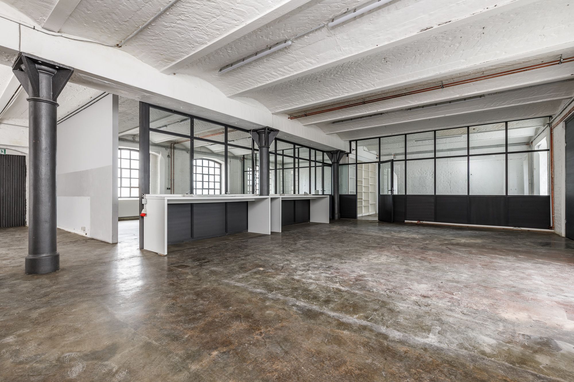 Offener Loftbereich mit großzügigen Fensterelementen 