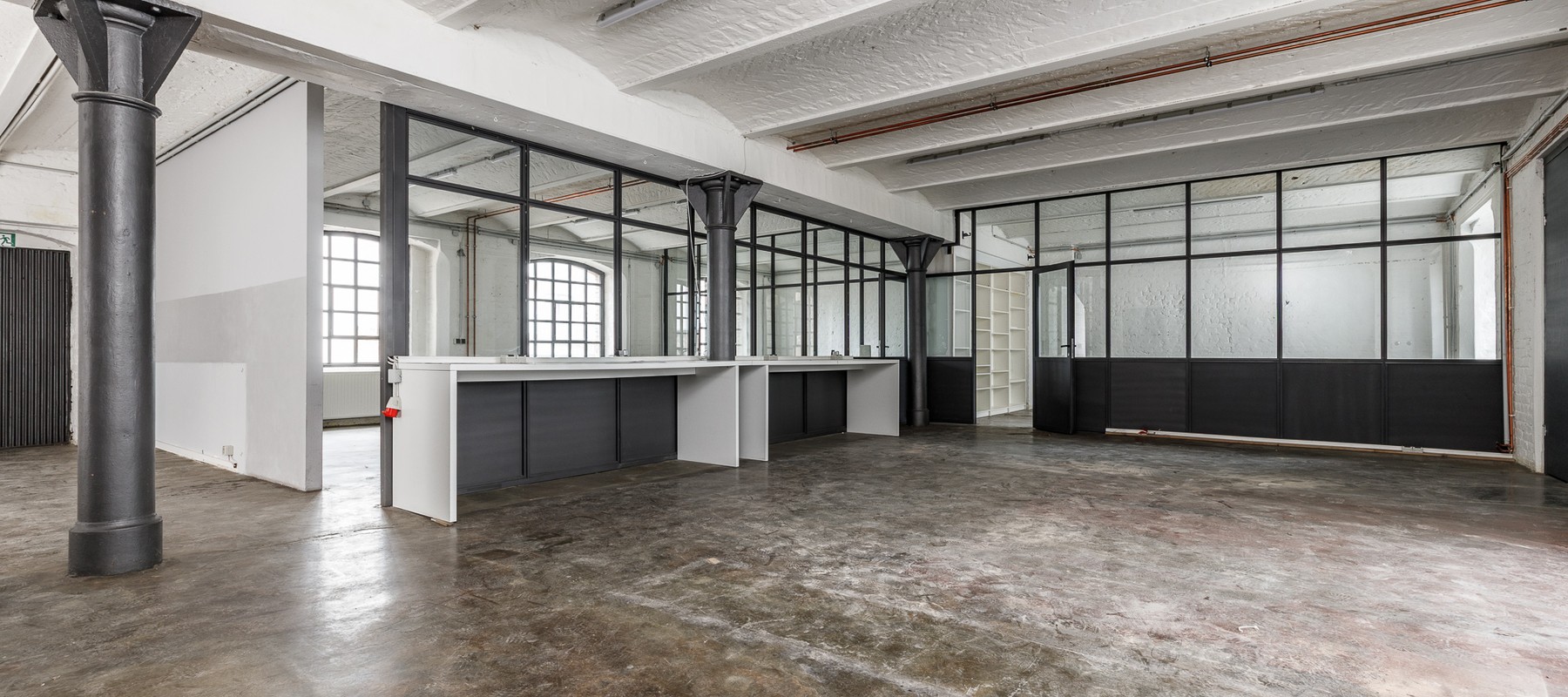 Offener Loftbereich mit großzügigen Fensterelementen Offener Loftbereich mit großzügigen Fensterelementen