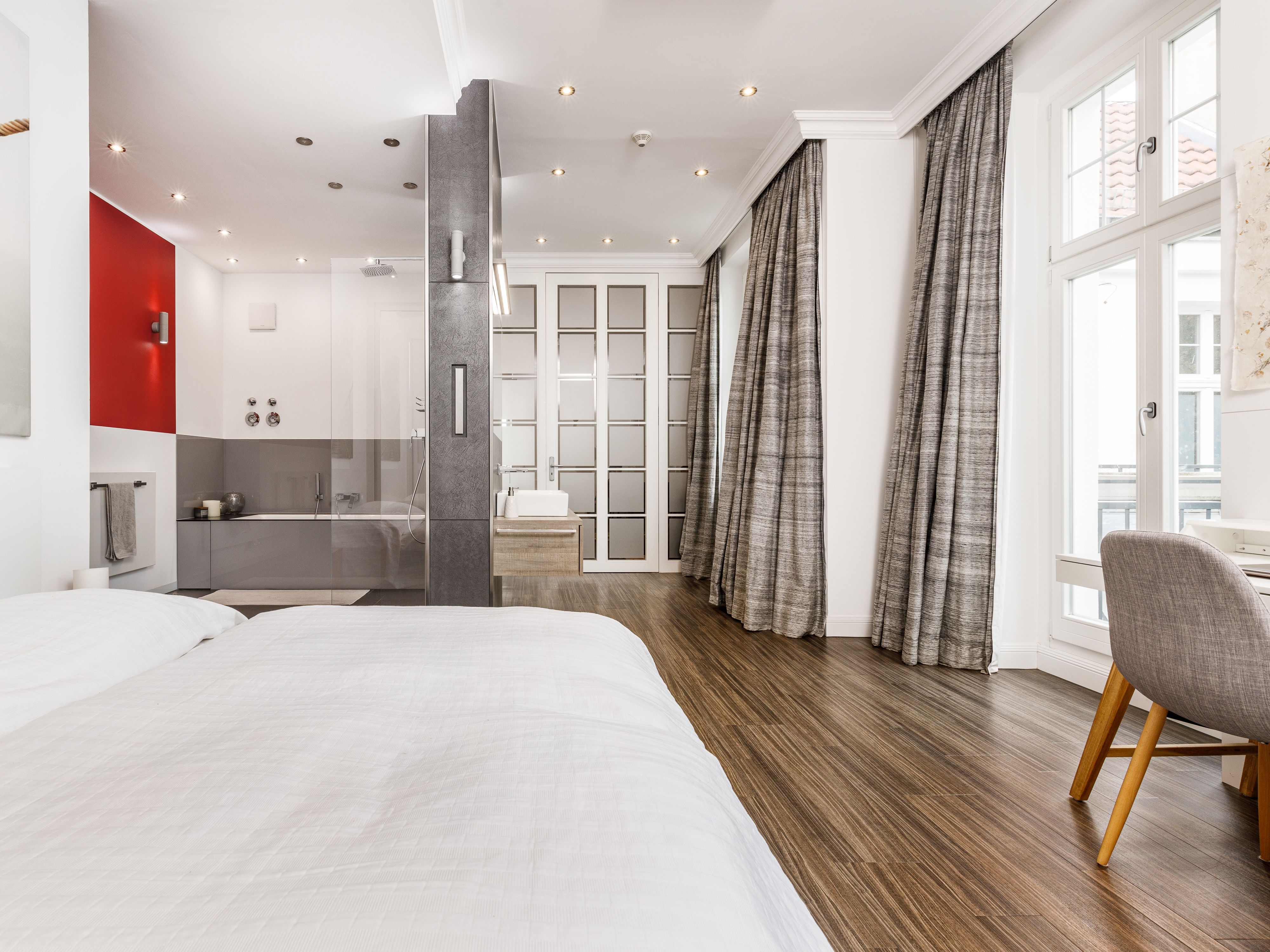 Hauptschlafzimmer mit en suite Bad und Klimaanlage 