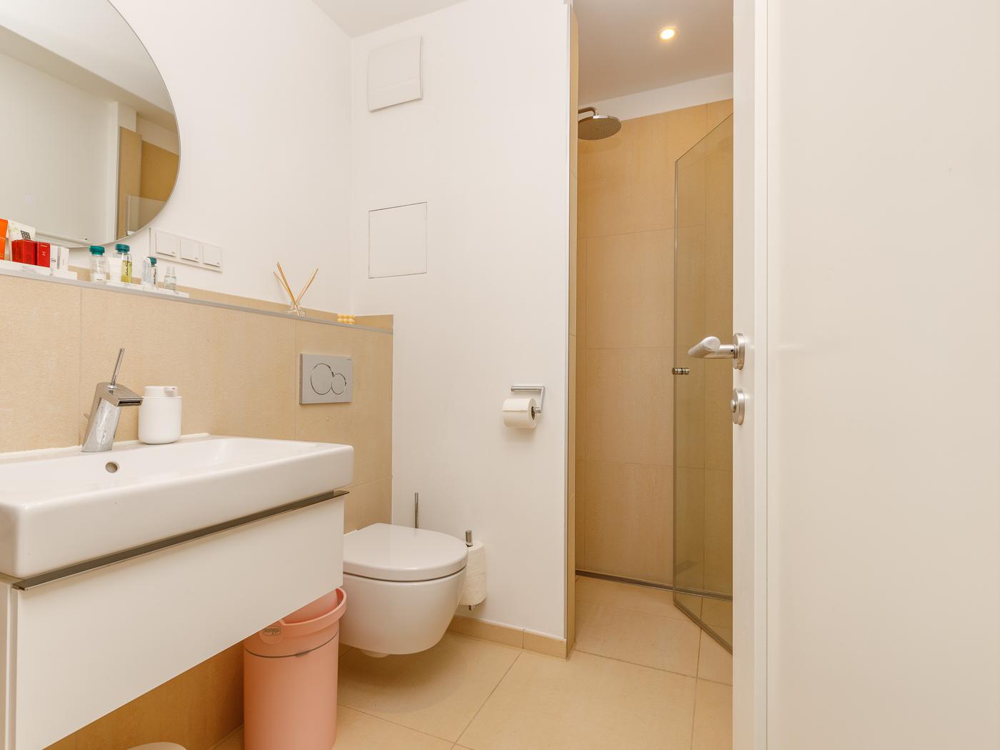 Separates Duschbad mit Hänge-WC Separates Duschbad mit Hänge-WC