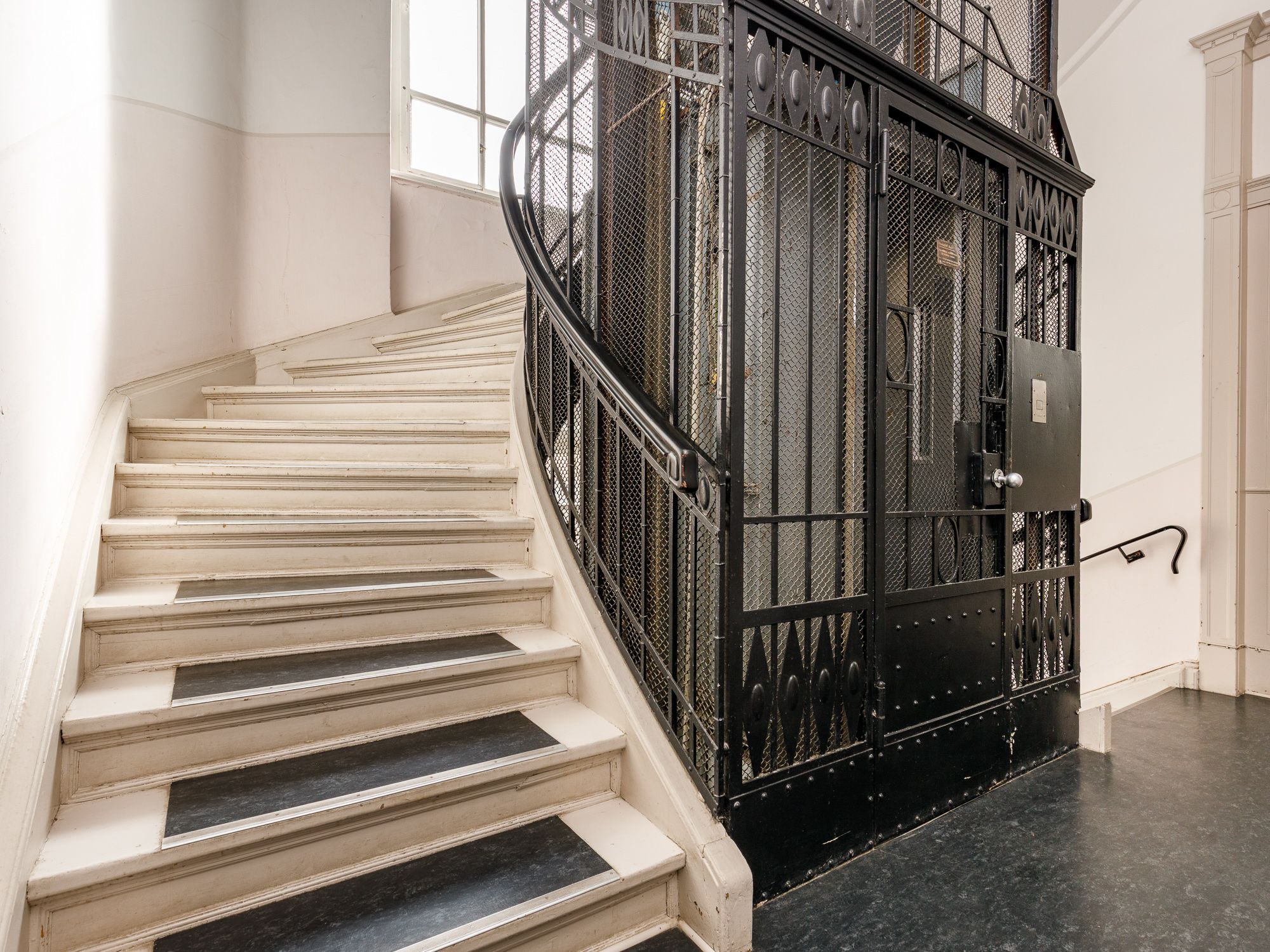 Stately apartment in an old building with separate living quarters, within walking distance of Bayerischer Platz