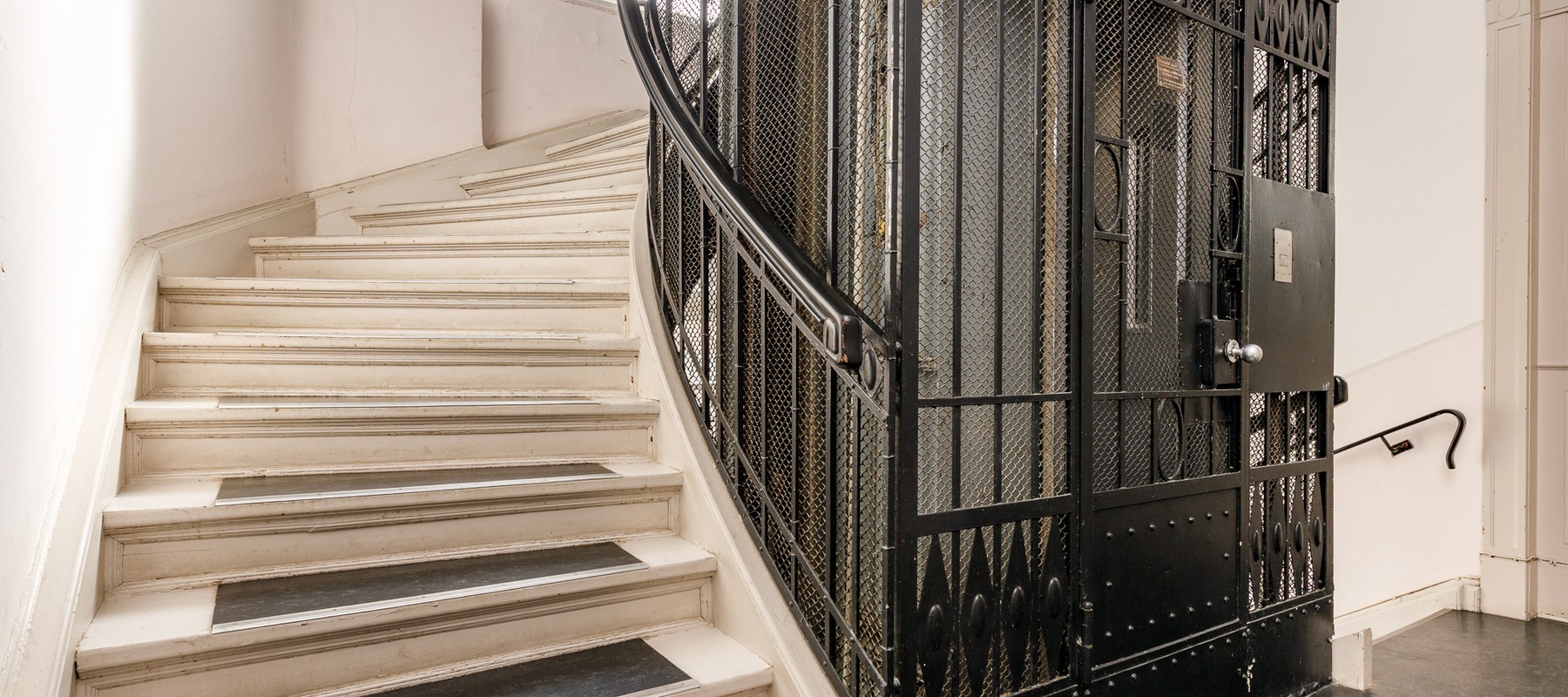 Stately apartment in an old building with separate living quarters, within walking distance of Bayerischer Platz