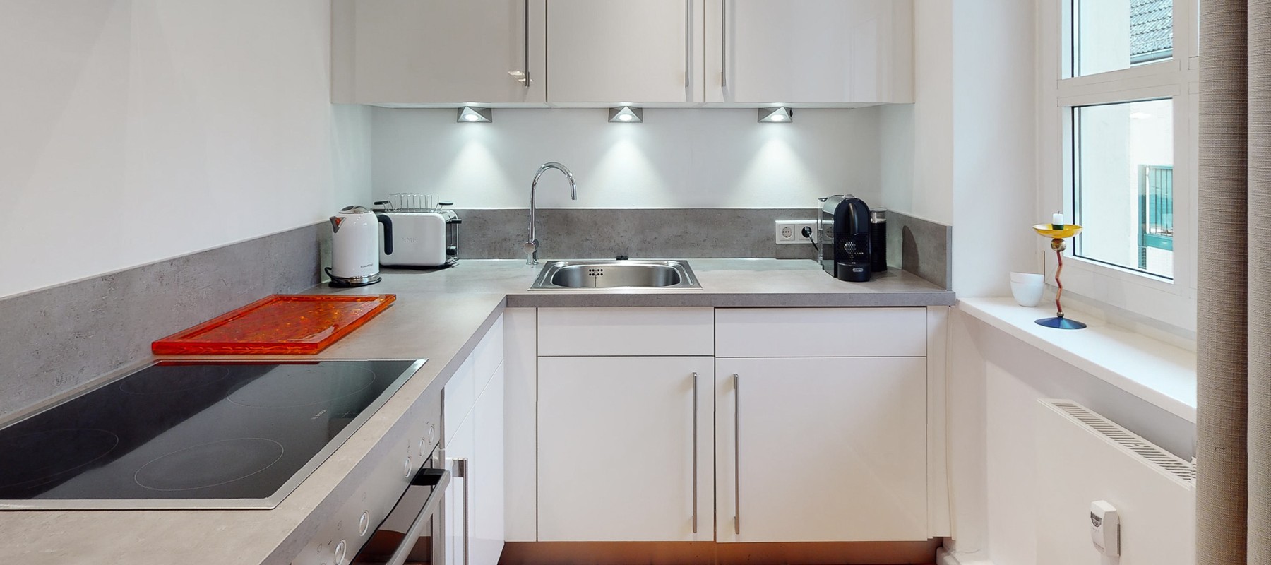 Moderne Einbauküche mit Vollausstattung Moderne Einbauküche mit Vollausstattung