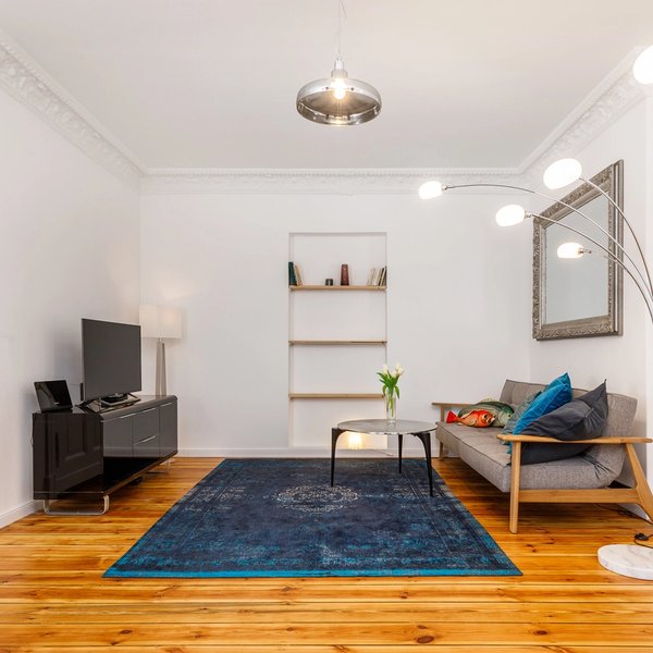 Wohnzimmer Fernseher Sofa Teppich Stehlampe