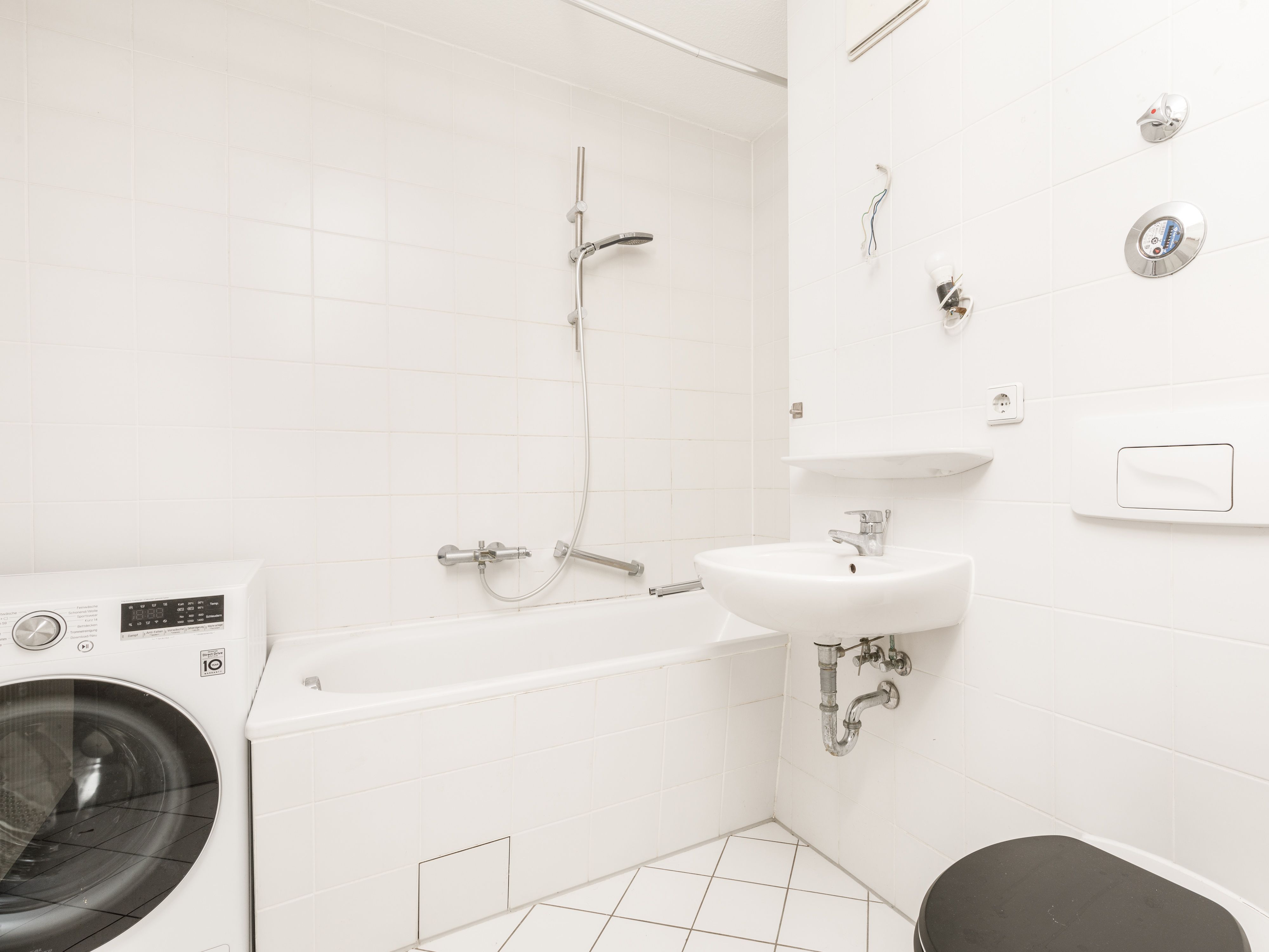Innenliegendes Wannenbad mit Waschmaschine 