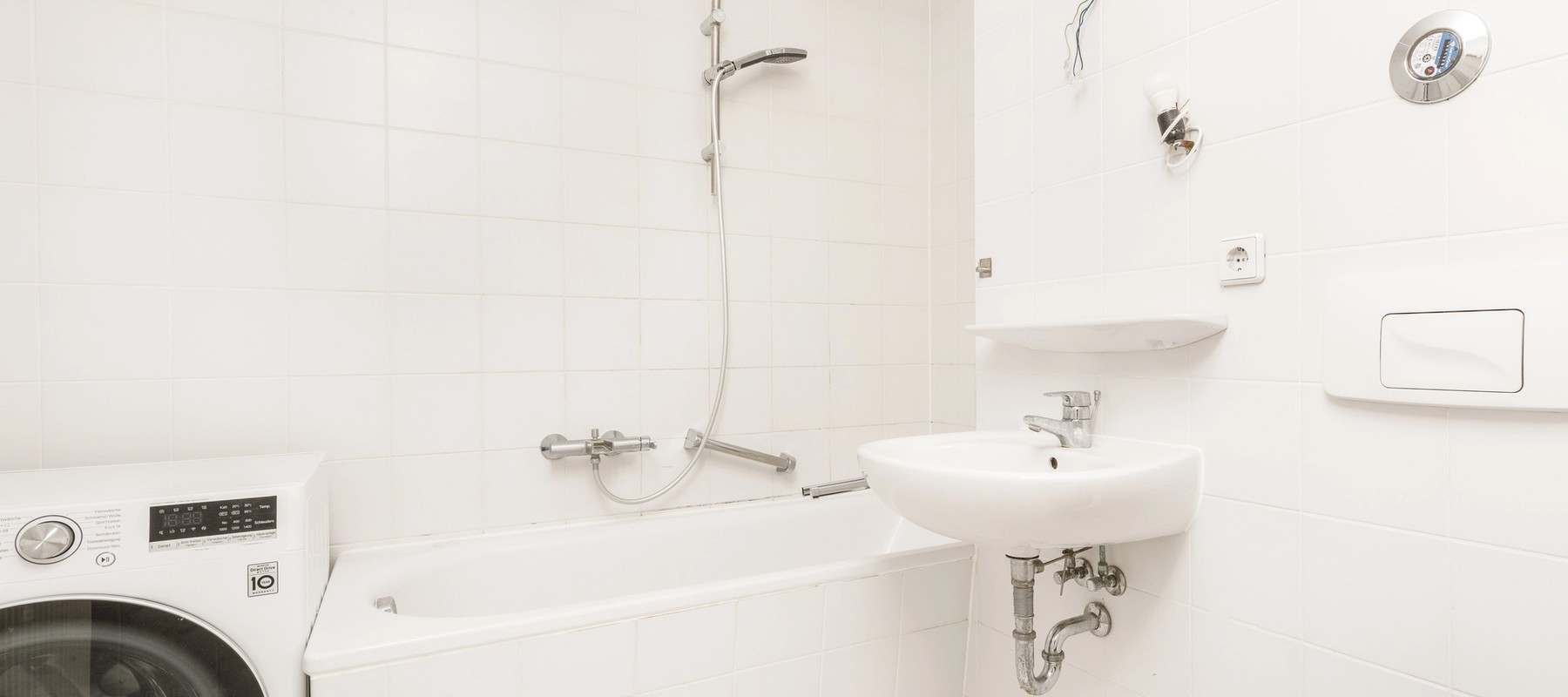 Innenliegendes Wannenbad mit Waschmaschine Innenliegendes Wannenbad mit Waschmaschine