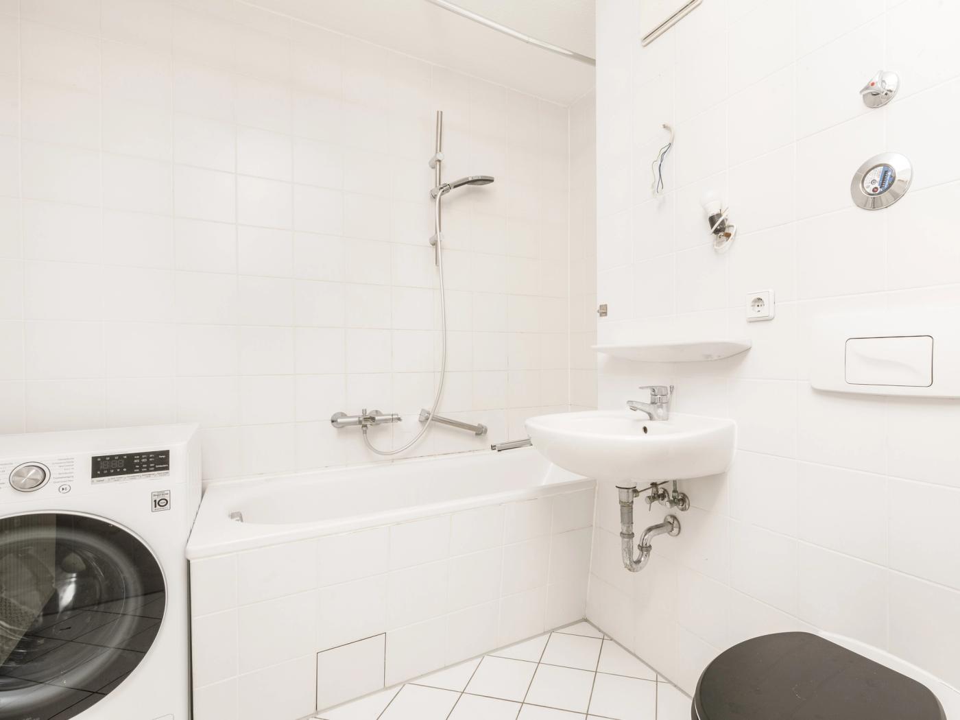 Innenliegendes Wannenbad mit Waschmaschine Innenliegendes Wannenbad mit Waschmaschine