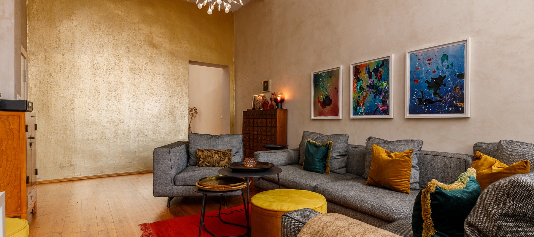 Wohnzimmer mit imposanter Deckenhöhe Wohnzimmer mit imposanter Deckenhöhe