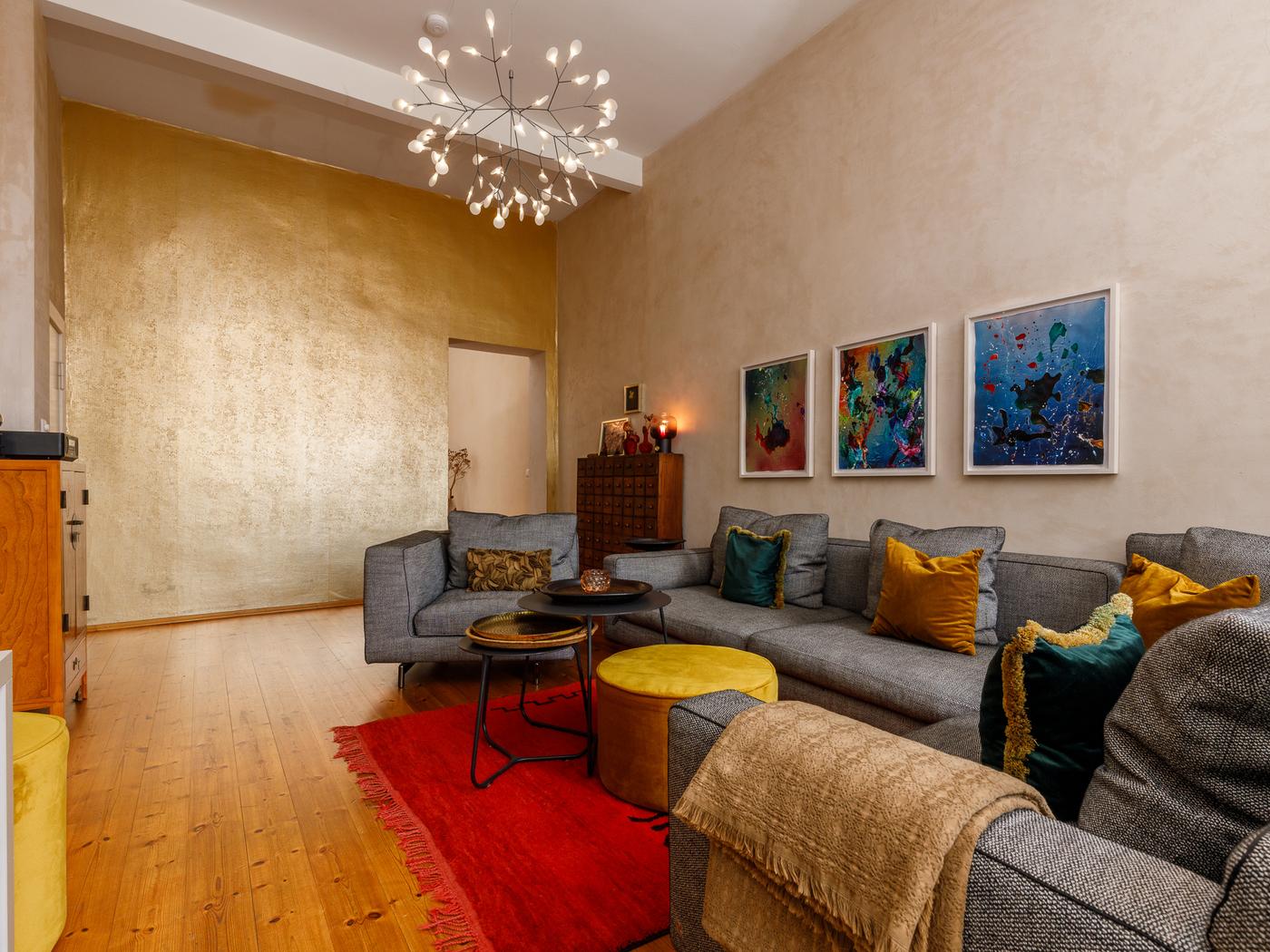 Wohnzimmer mit imposanter Deckenhöhe Wohnzimmer mit imposanter Deckenhöhe