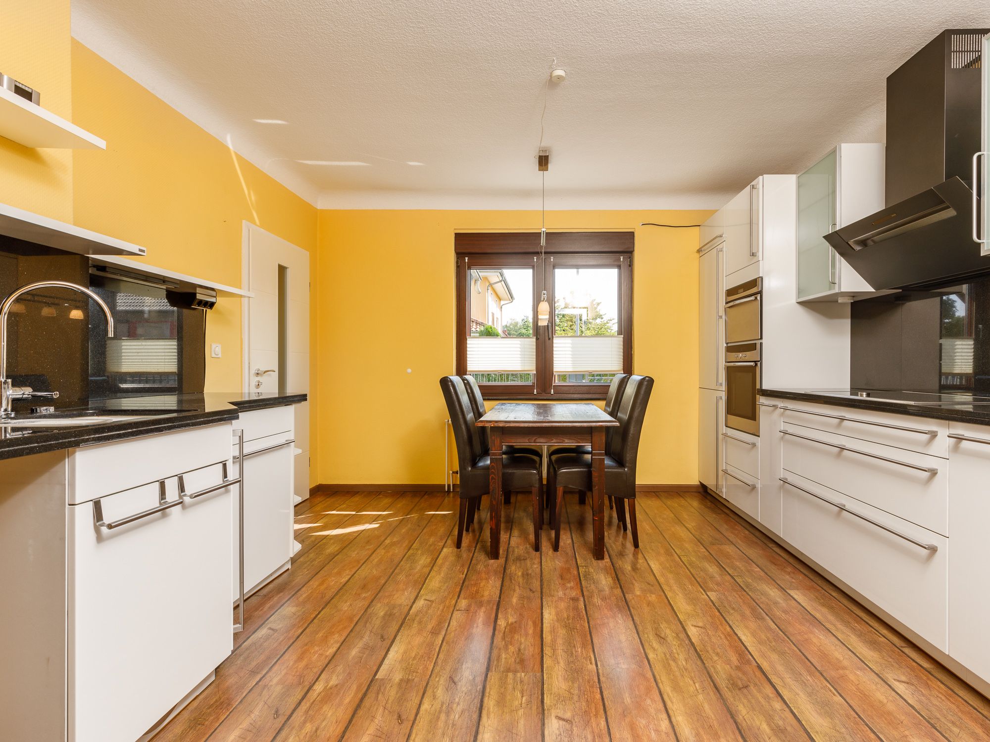 Moderne Einbauküche mit hochwertiger Ausstattung 