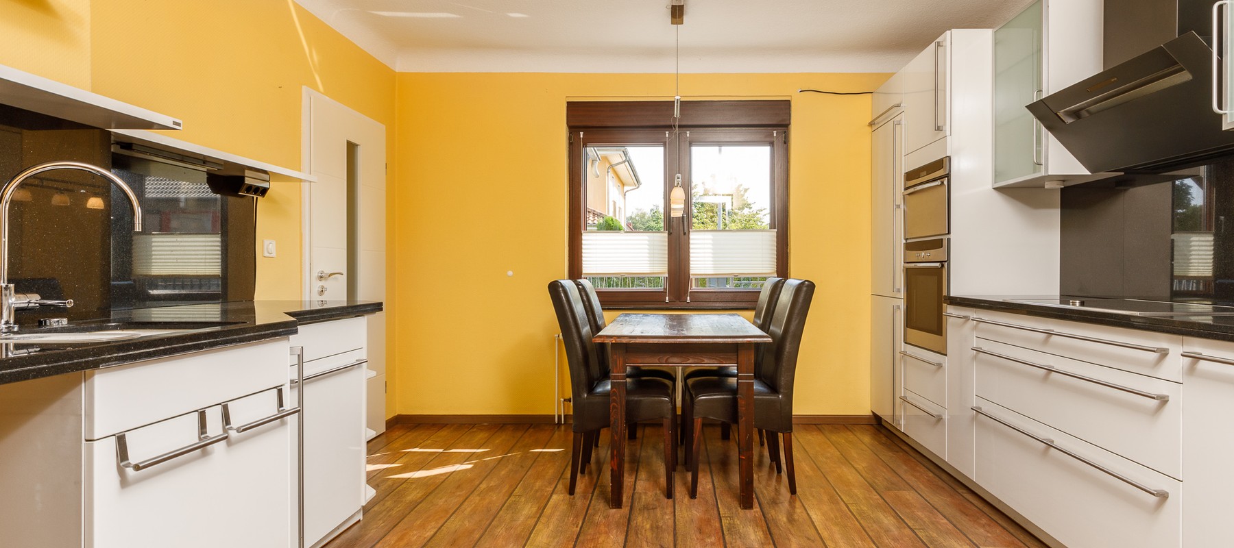 Moderne Einbauküche mit hochwertiger Ausstattung Moderne Einbauküche mit hochwertiger Ausstattung