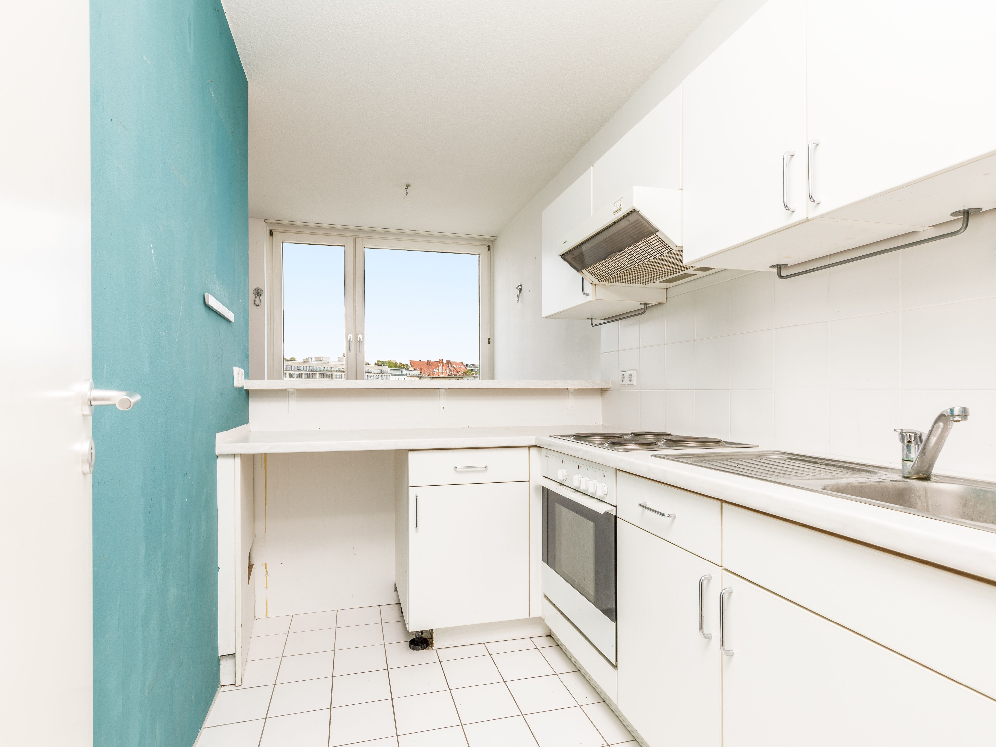 Separater Küchenbereich mit Renovierungsbedarf  