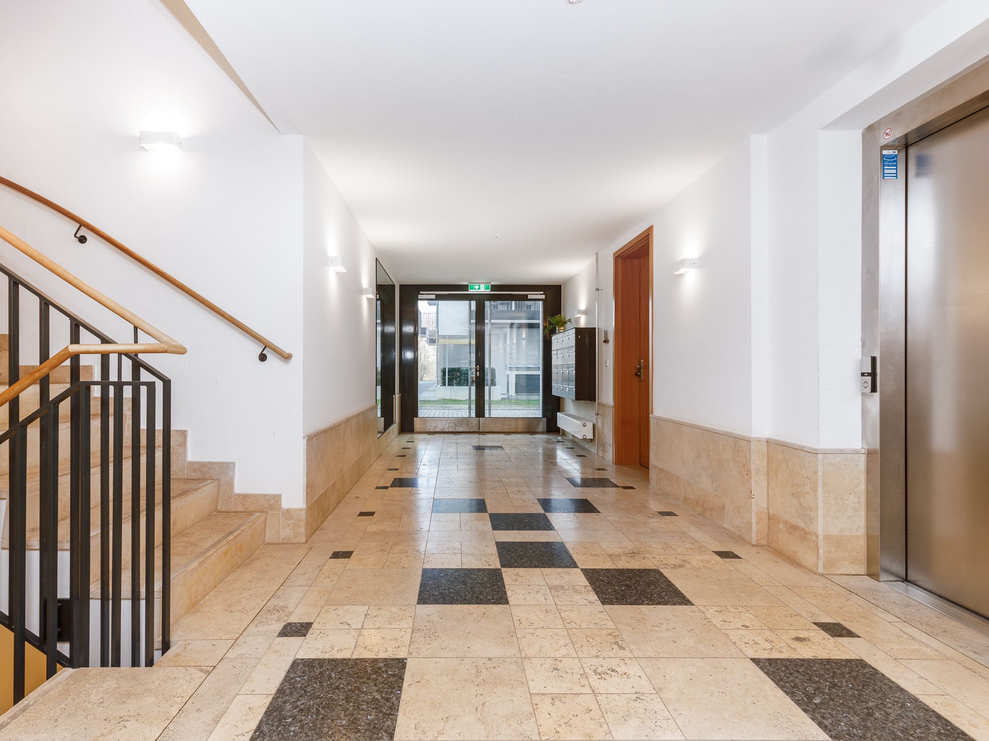 Schönes Treppenhaus mit Natursteinfliesen 