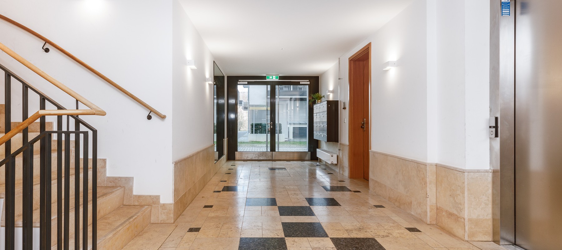 Schönes Treppenhaus mit Natursteinfliesen Schönes Treppenhaus mit Natursteinfliesen