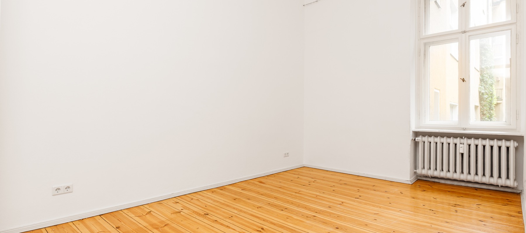 Großzügiges Schlafzimmer mit Blick in den ruhigen Innenhof Großzügiges Schlafzimmer mit Blick in den ruhigen Innenhof