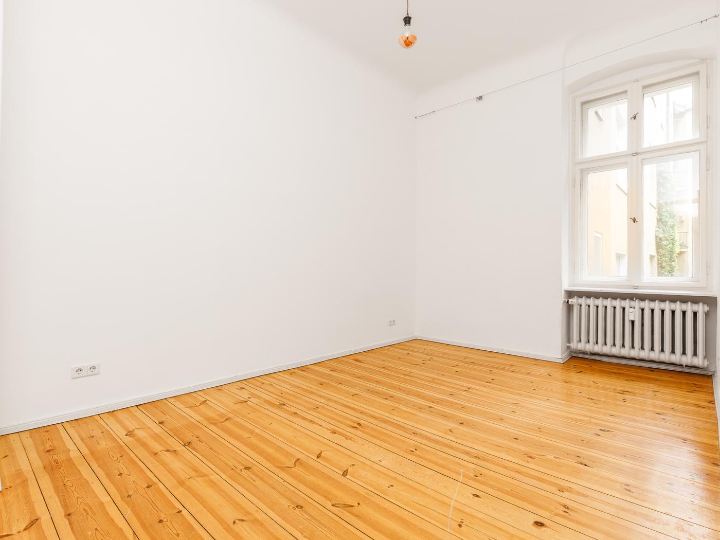 Großzügiges Schlafzimmer mit Blick in den ruhigen Innenhof Großzügiges Schlafzimmer mit Blick in den ruhigen Innenhof