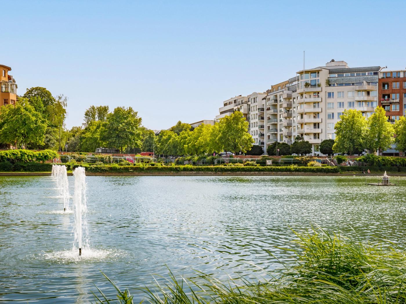 Stilvolles Stadtapartment mit Balkon & Wasserblick direkt am Engelbecken