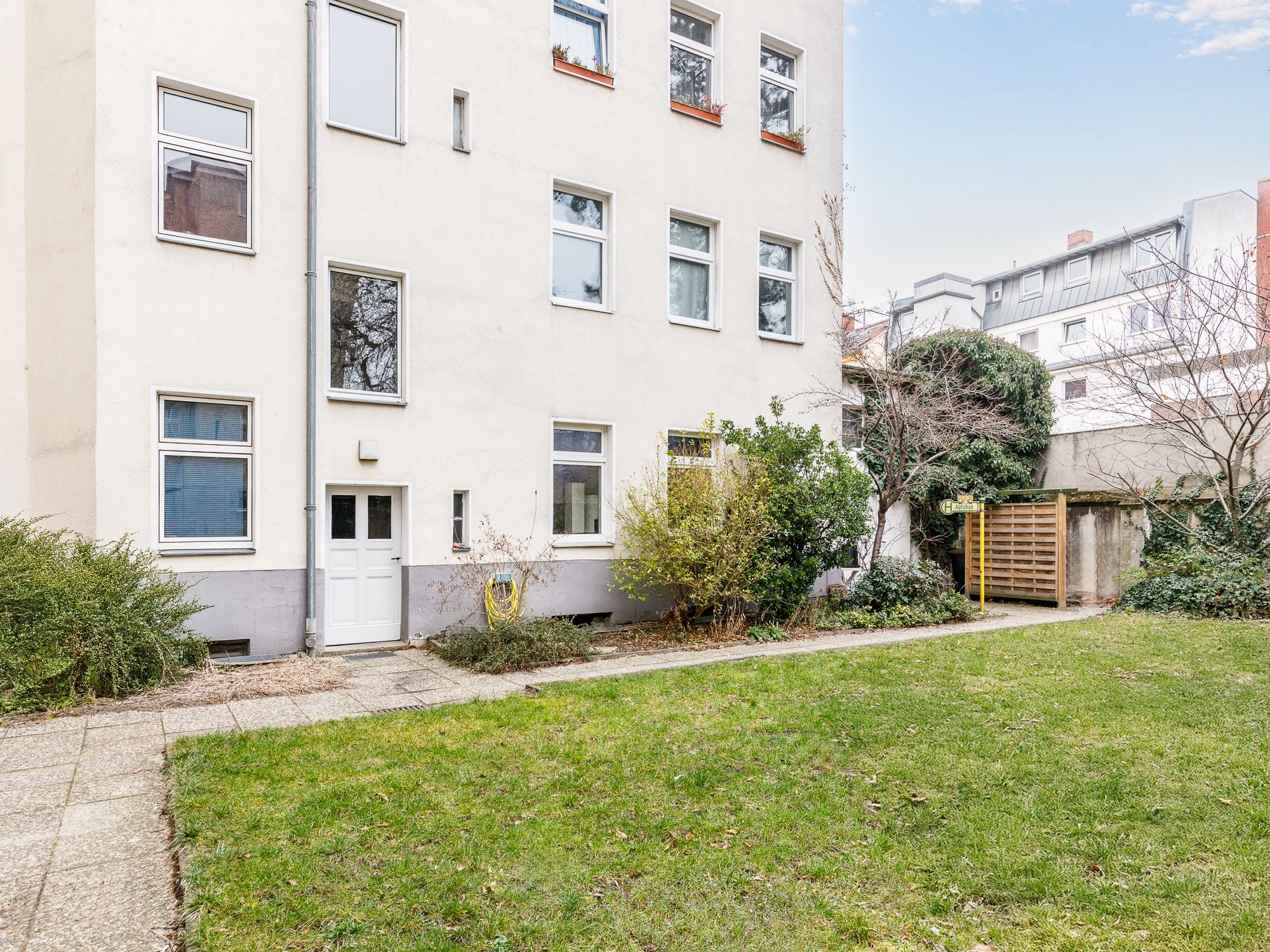 Eingang zum Seitenflügel und Wohnung 