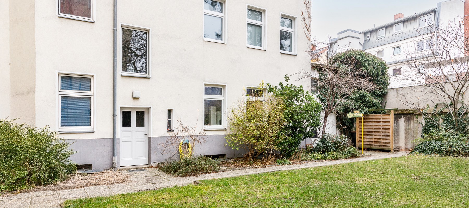 Eingang zum Seitenflügel und Wohnung Eingang zum Seitenflügel und Wohnung