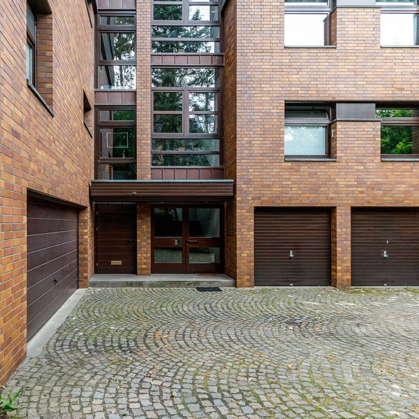 Garage Innenhof Haustür Backsteinfassade
