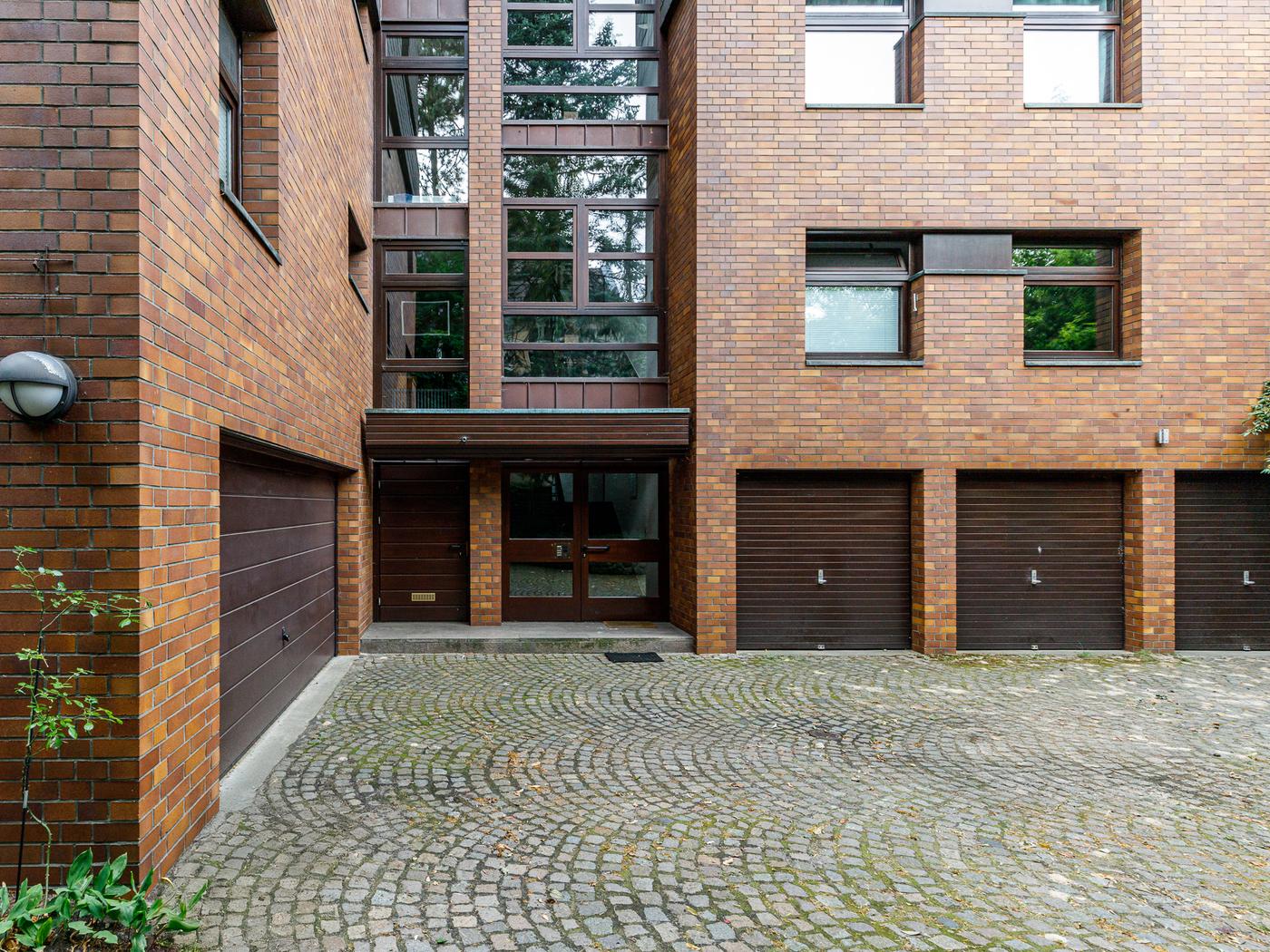 Eingang und Zufahrt zur Garage mit zwei Stellplätzen Eingang und Zufahrt zur Garage mit zwei Stellplätzen