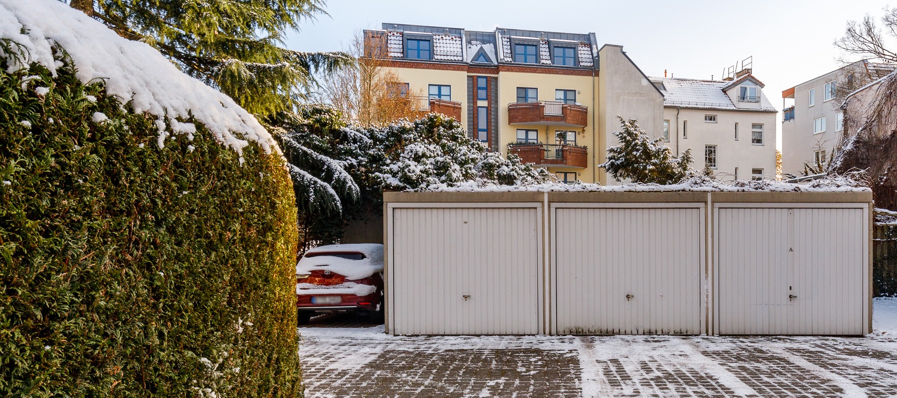 Garagen und Parkplatzmöglichkeiten Garagen und Parkplatzmöglichkeiten