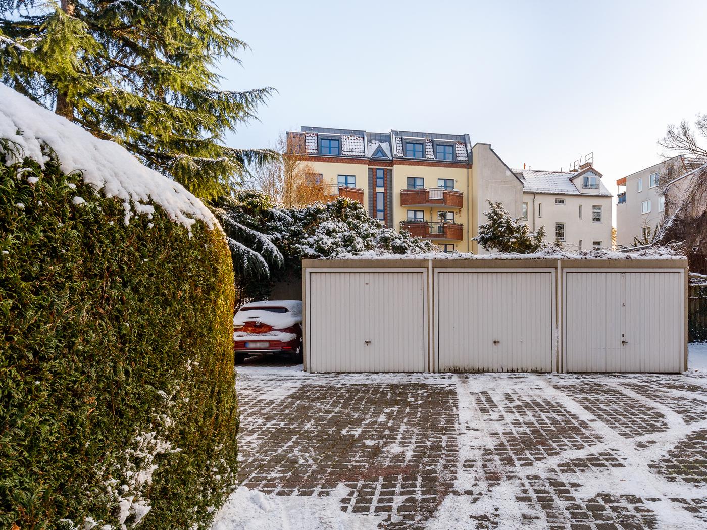 Garagen und Parkplatzmöglichkeiten Garagen und Parkplatzmöglichkeiten