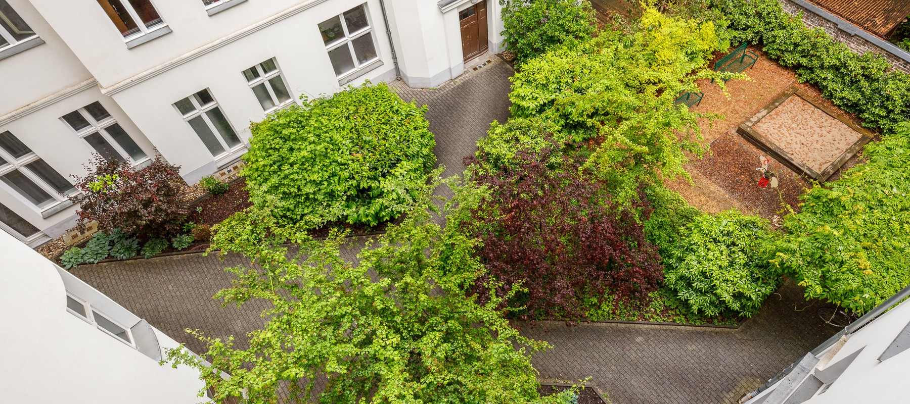 Blick in den begrünten Innenhof Blick in den begrünten Innenhof