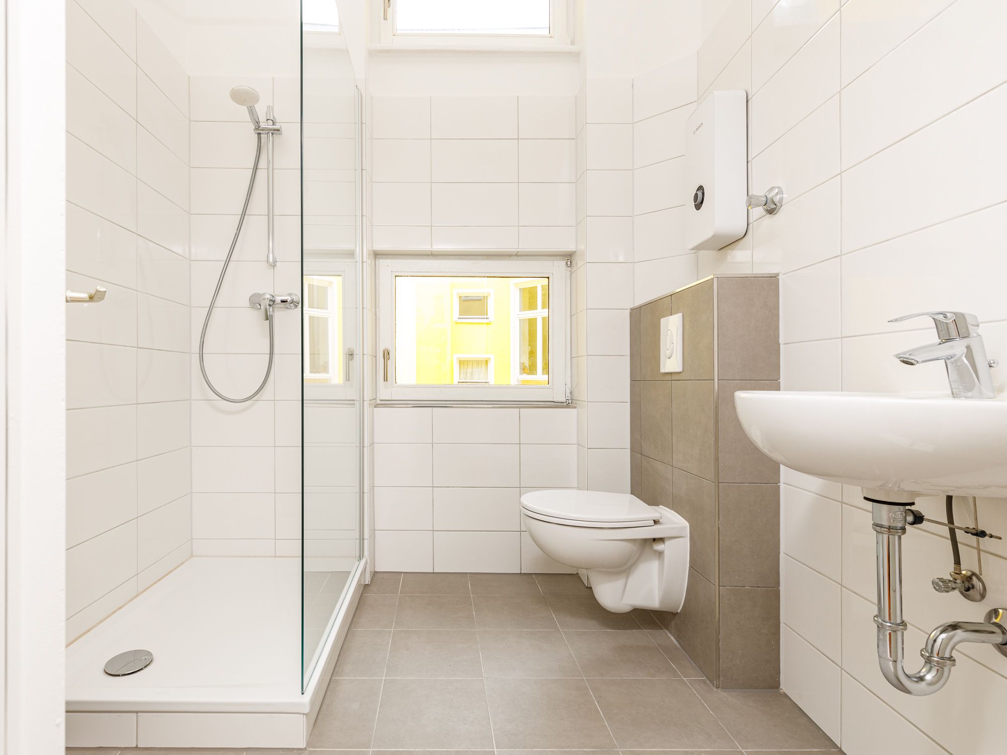 Moderbes, tagesbelichtetes Duschbad 