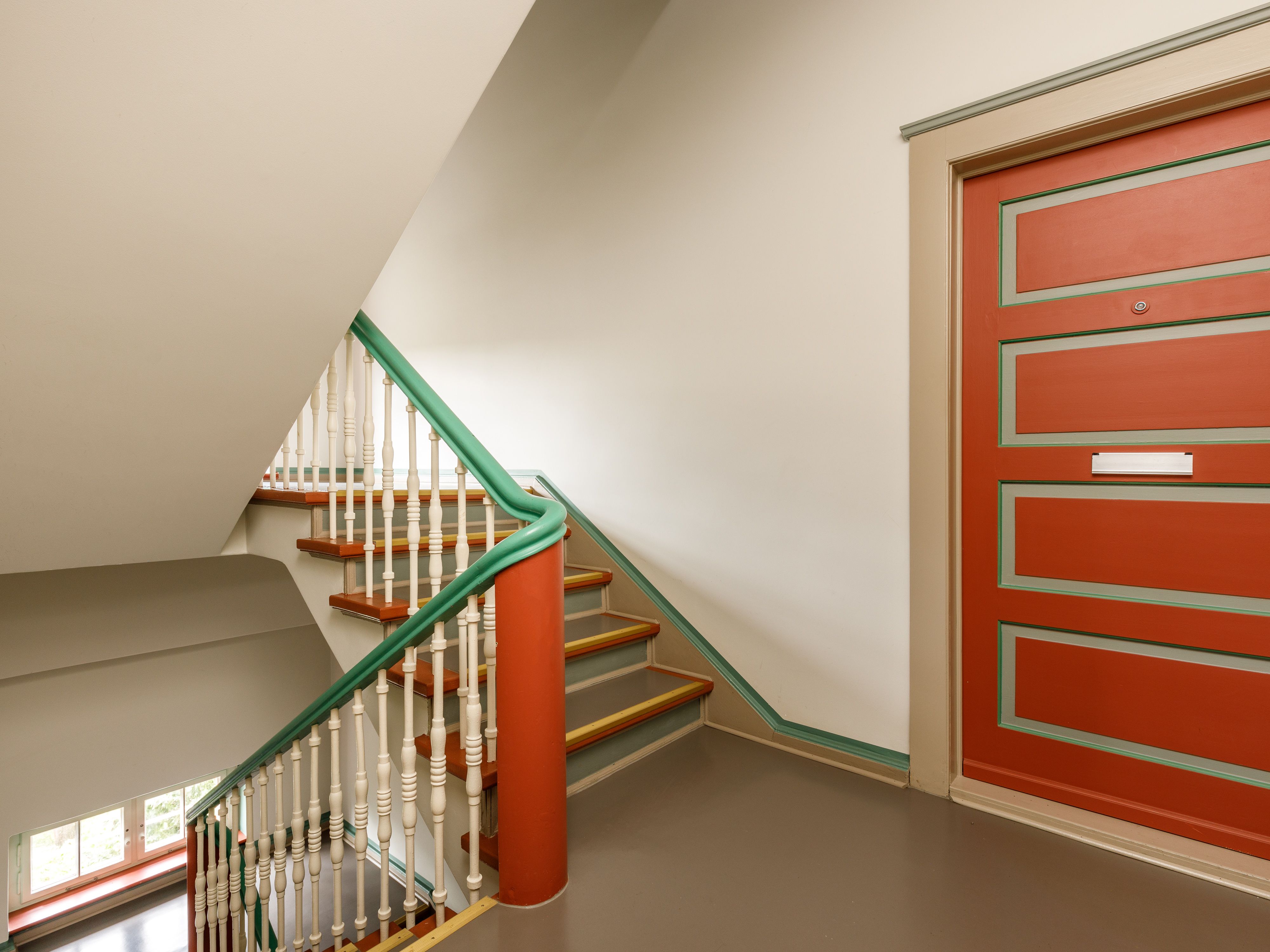 Treppenhaus mit buntem Farbspiel 