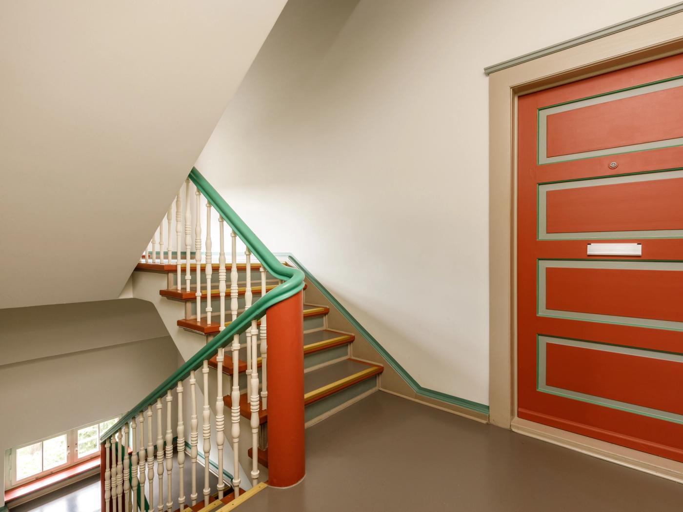 Treppenhaus mit buntem Farbspiel Treppenhaus mit buntem Farbspiel